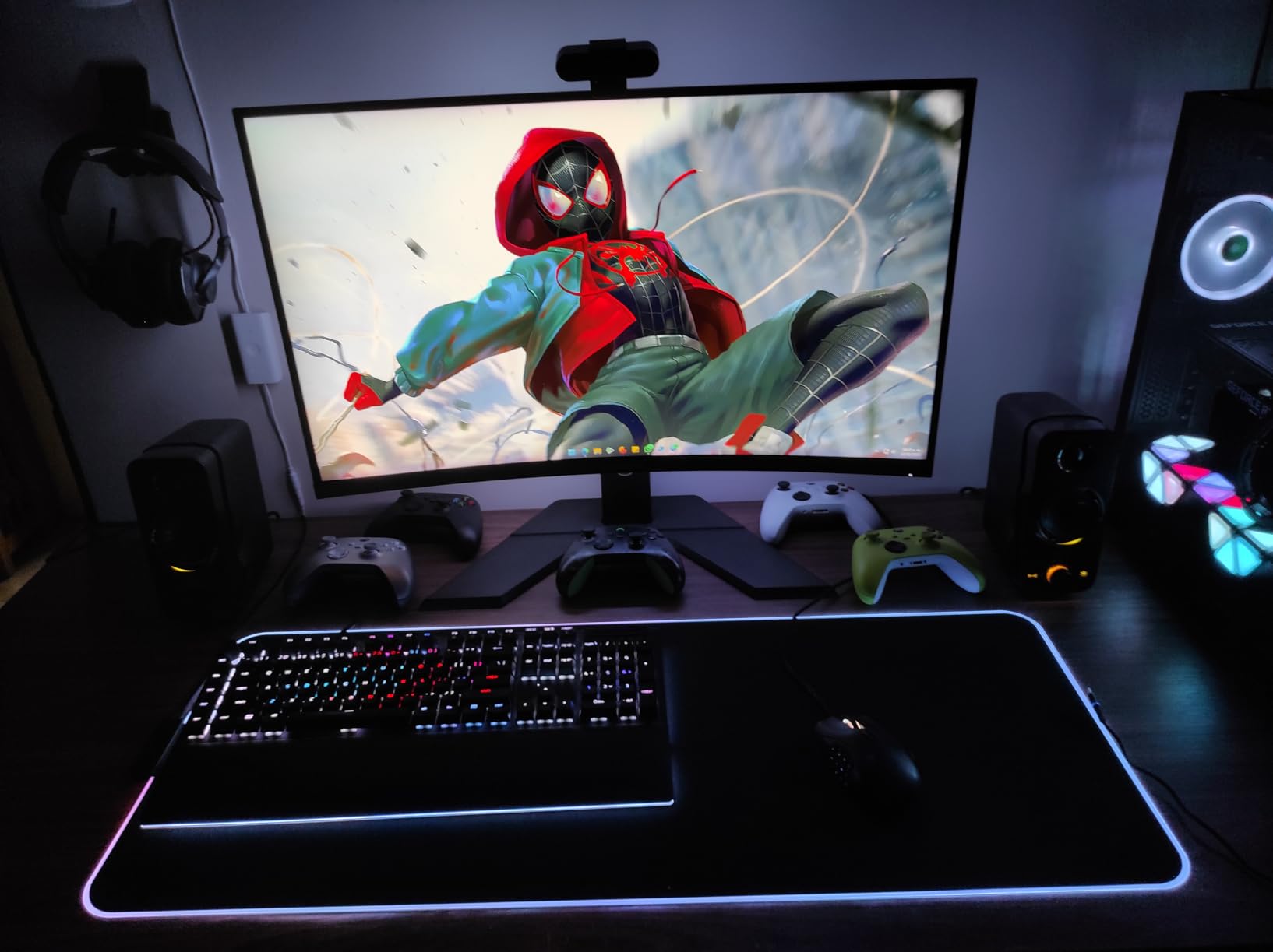 Razer BlackWidow V4 Pro Mechanical Gaming Keyboard, Green Tactile Switches | Green Switches Tactile & Clicky, Doubleshot ABS Keycaps, Command Dial, 8 Dedicated Macro Keys, Chroma RGB customer photo 2