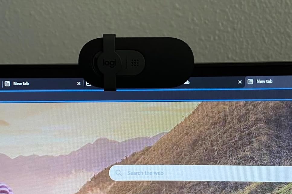 Logitech Brio 101 Full HD 1080p Webcam for Streaming and Meetings - Black | 1080p with auto-light correction, built-in mic, privacy shutter, USB-A, compatible with Teams, Google Meet, Zoom customer photo 1