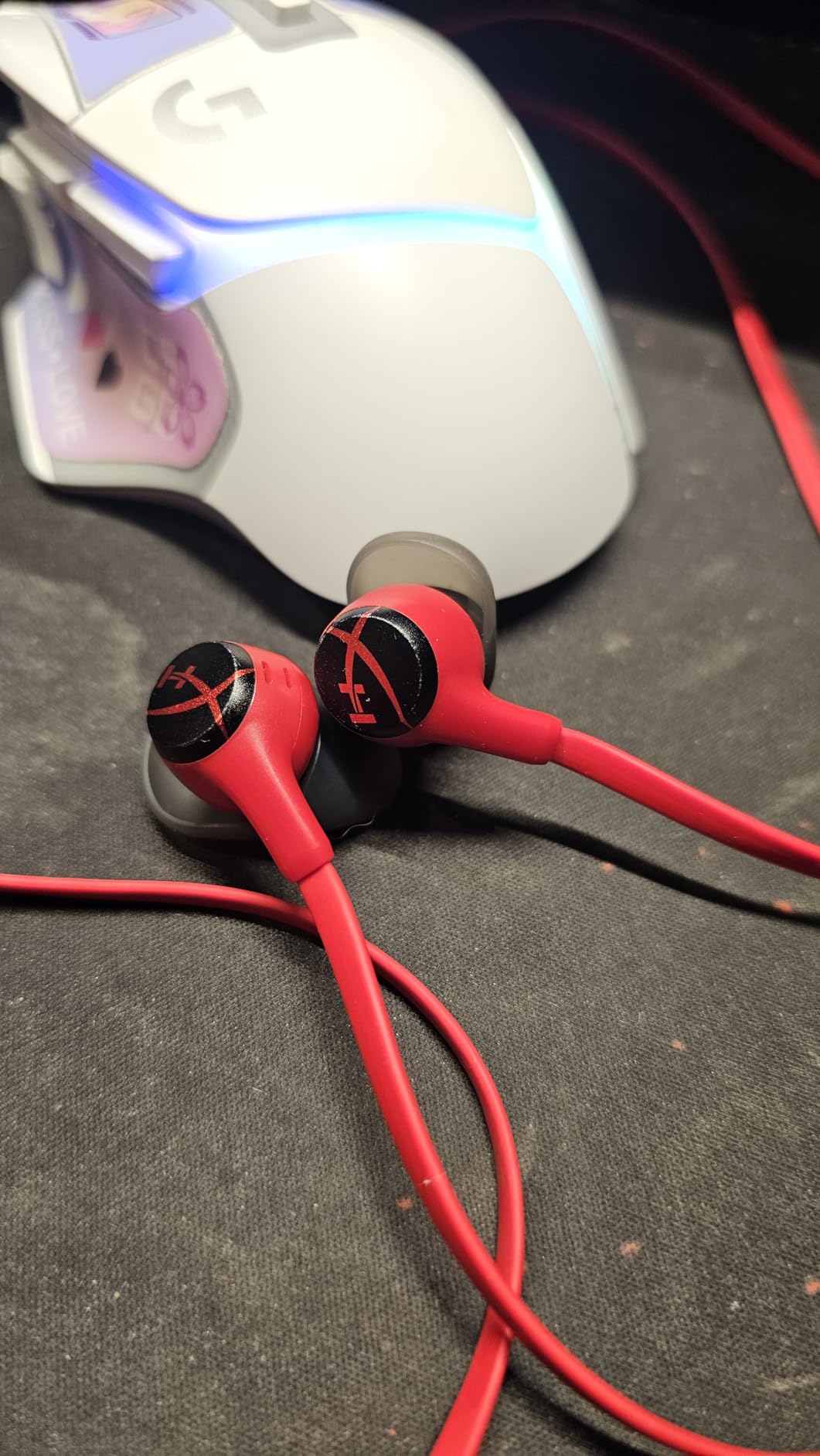 HyperX Cloud Earbuds II - 14mm Drivers, Four Eartips, Hard-Shell Carrying Case, Low-Profile 90 Plug, 3.5mm Plug, Built-in Microphone, Multi-Function Button, PC, Mobile, Nintendo Switch - Red customer photo 2