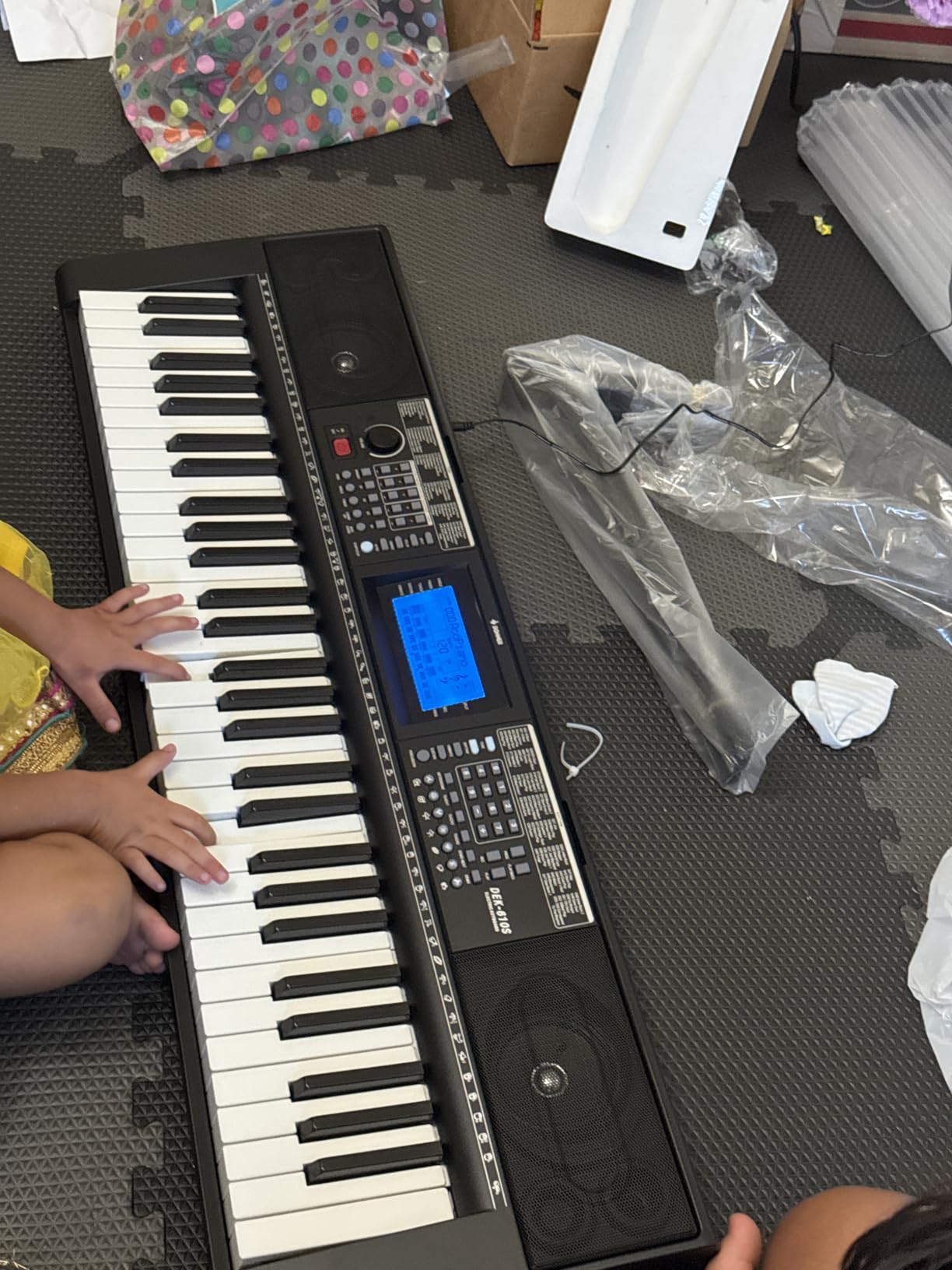 Donner 61 Key Keyboard Piano, Electric Piano Keyboard Kit with 249 Voices, 249 Rhythms - Includes Piano Stand, Stool, Microphone, Gift for Beginners, Black (DEK-610S) customer photo 1
