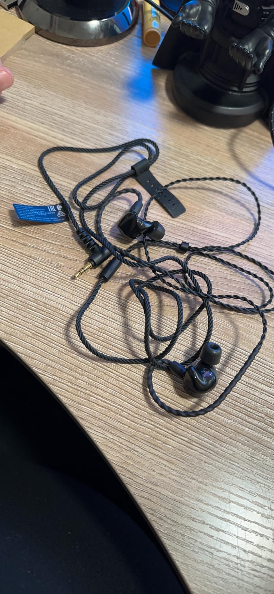 Razer Moray in-Ear Monitor for All-Day Streaming: Clear, Full-Range Audio - Comfortable Fit - Low Profile Design - Sound Isolating Earbuds - Detachable Over-Ear Wire - Custom Ear Tips & Case - Black customer photo 1