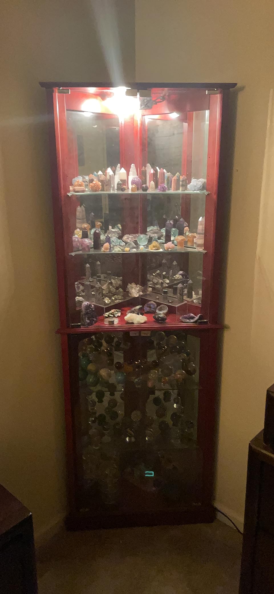 BELLEZE Lighted Corner Display Curio Cabinet Wooden Shelving Unit with Tempered Glass Door, Bar and Liquor Storage Area with 6 Shelves - Woody (Oak) customer photo 2