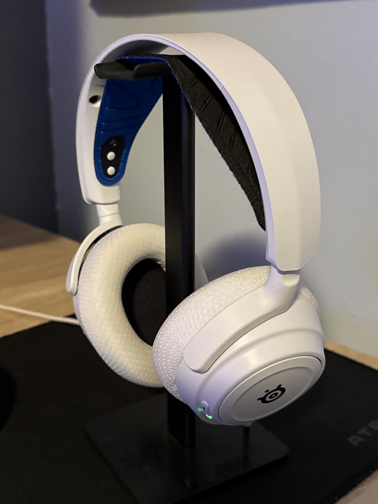 SteelSeries Arctis Nova 7P Wireless Multi-Platform Gaming Headset — Neodymium Magnetic Drivers — 2.4GHz + Bluetooth — 38Hr USB-C Battery — Gen2 AI Mic — PlayStation, PC, Switch, VR, Mobile - White customer photo 1
