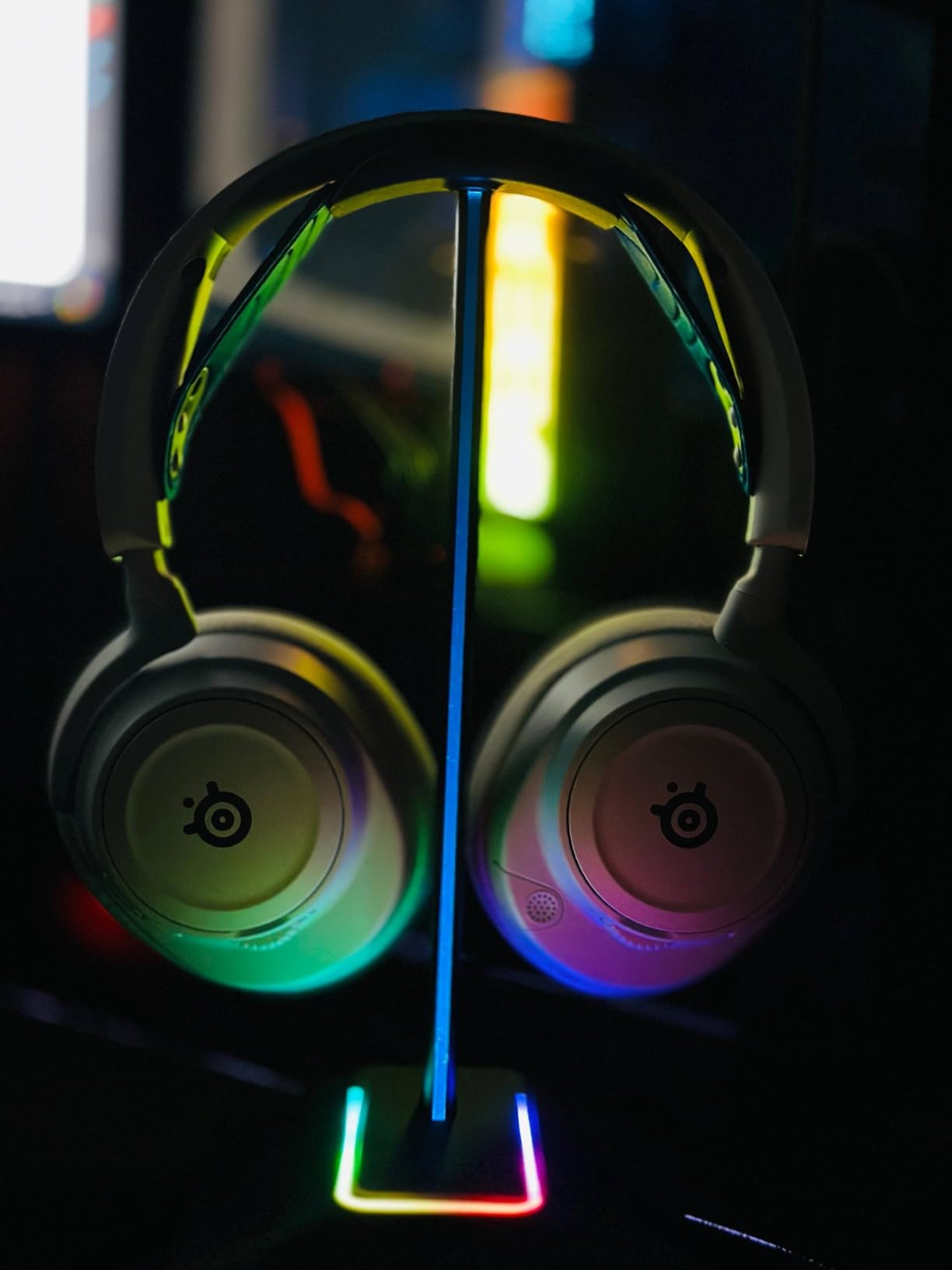 SteelSeries Arctis Nova 7P Wireless Multi-Platform Gaming Headset — Neodymium Magnetic Drivers — 2.4GHz + Bluetooth — 38Hr USB-C Battery — Gen2 AI Mic — PlayStation, PC, Switch, VR, Mobile - White customer photo 2