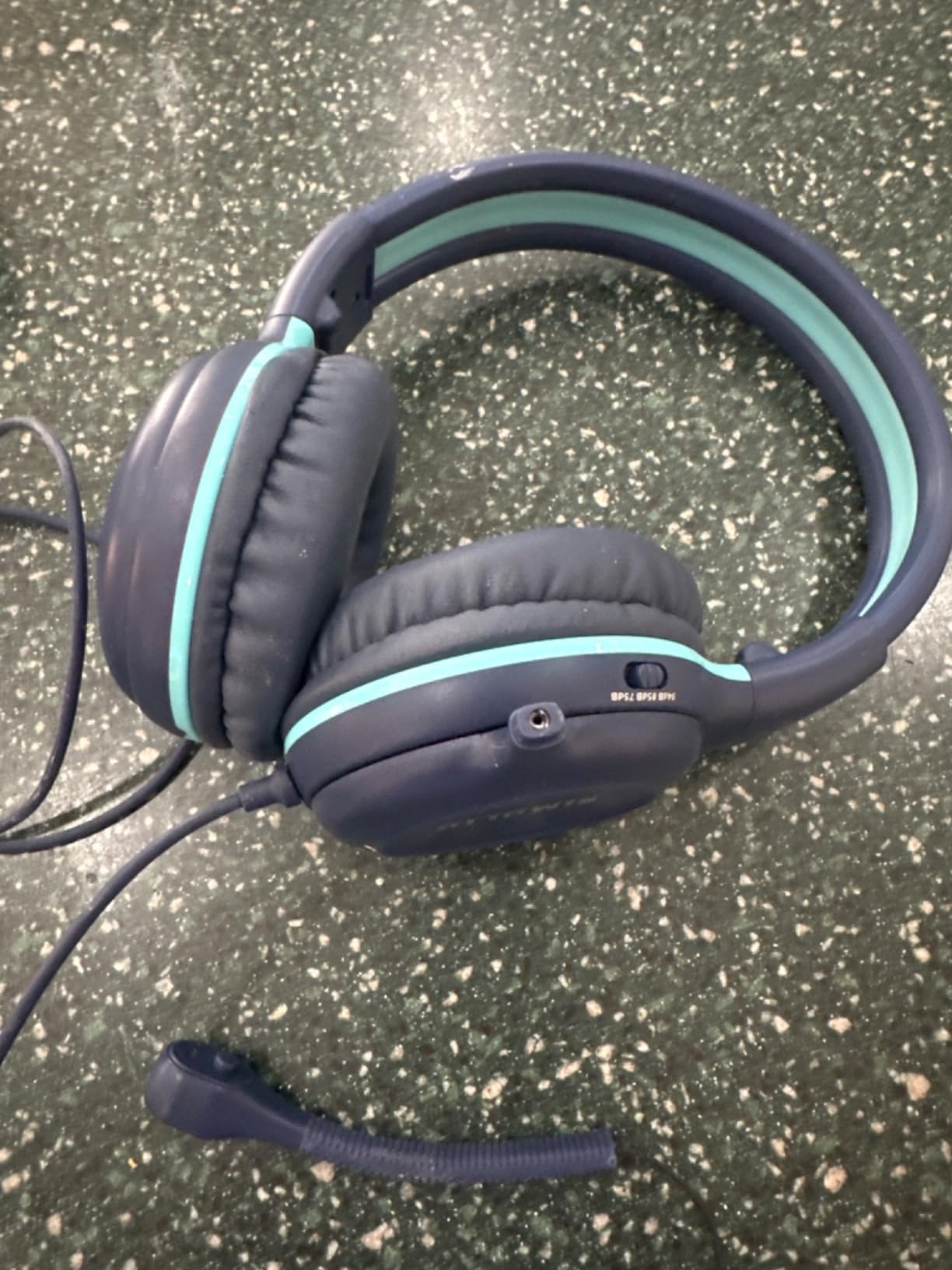 SIMOLIO Wired Headphones for School with Microphone, Stereo Kids Headphone with Flexible Swivel Boom Mic customer photo 1