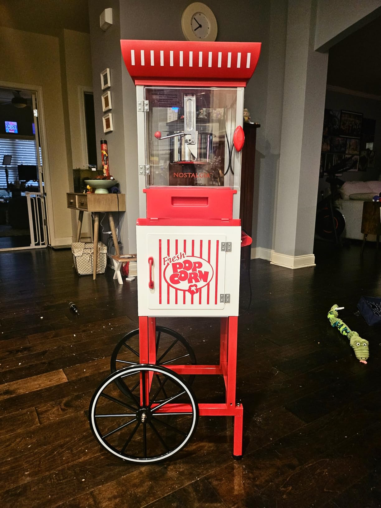 Nostalgia Popcorn Maker Machine - Vintage Theater Style Popcorn Cart With 2.5oz Stainless Steel Kettle, Makes Up To 10 Cups Easily - Bring Home the Fun with Theater Style Popcorn Machine-Black customer photo 1