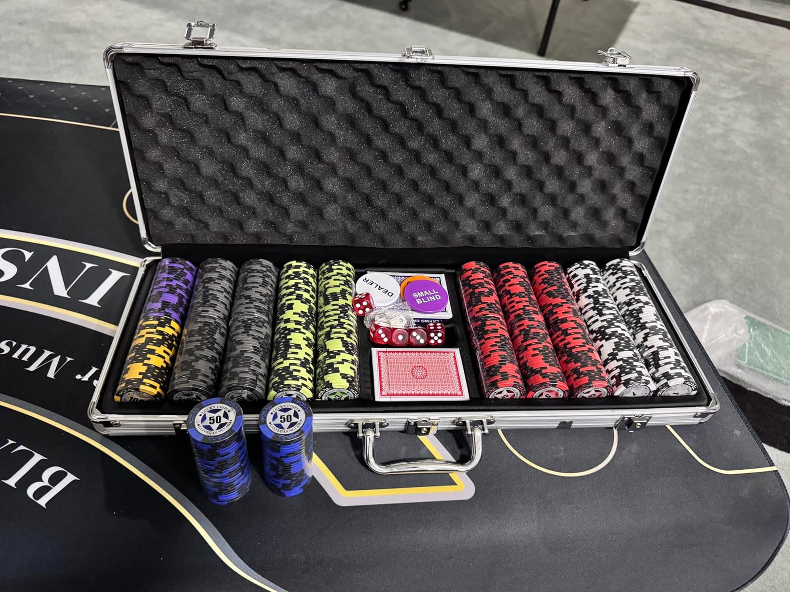 ORIENGEAR Poker Chip Set with Denominations, 500 PCS 14 Gram Clay Composite Casino Chips, Aluminum Case & Game Tablecloth customer photo 2