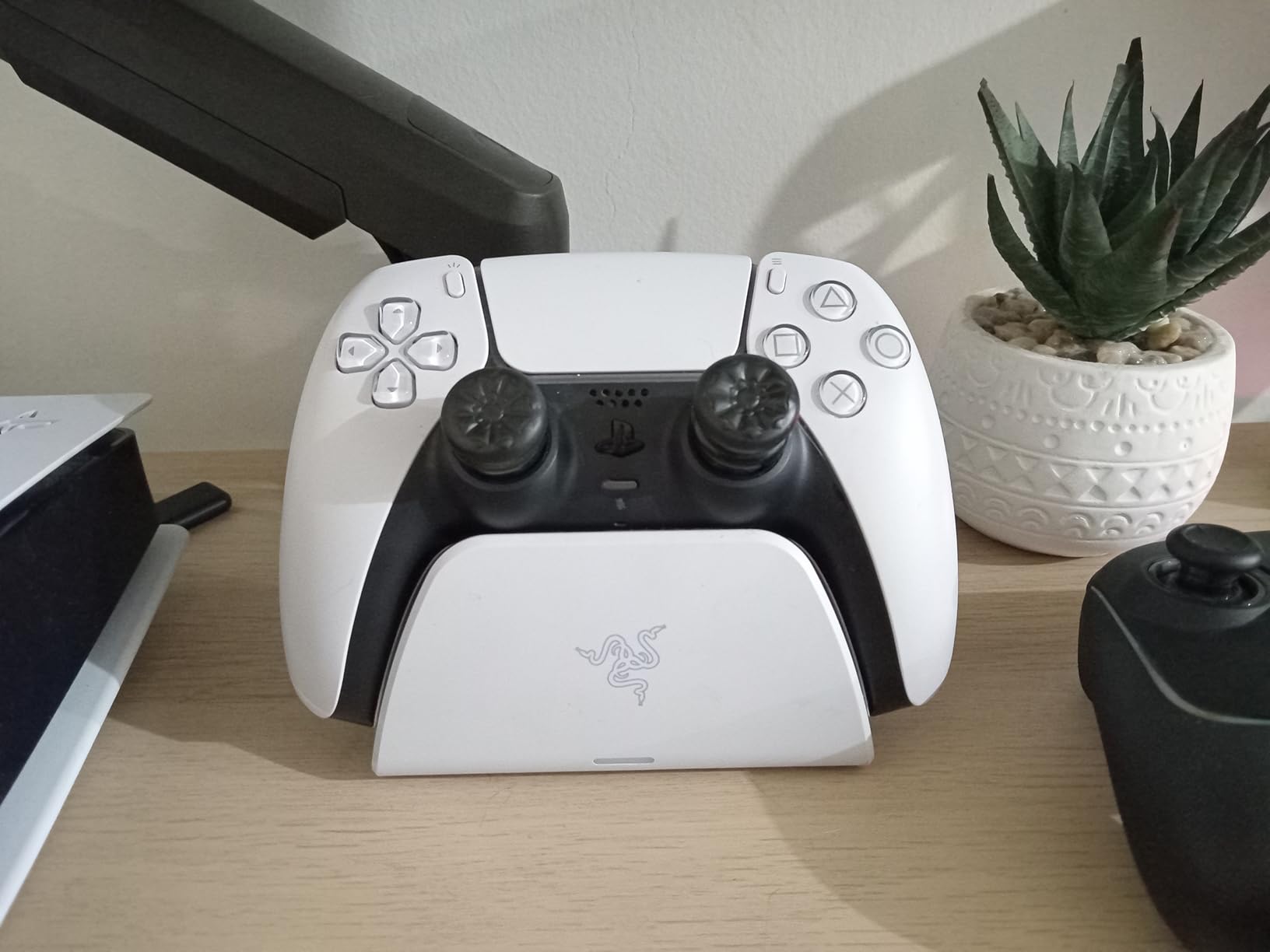Razer Quick Charging Stand for PlayStation 5: Quick Charge - Curved Cradle Design - Matches PS5 DualSense Wireless Controller - One-Handed Navigation - USB Powered - White (Controller Sold Separately) customer photo 1