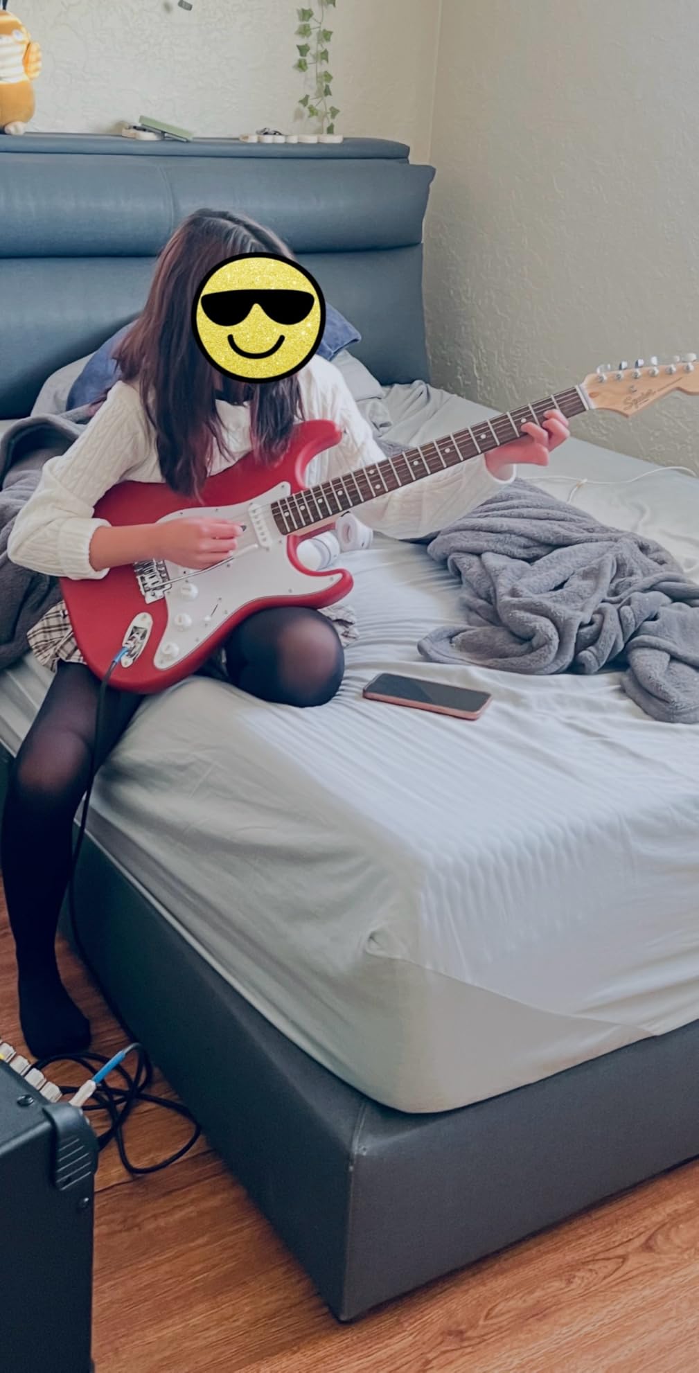 Fender Squier Debut Series Stratocaster Electric Guitar, Beginner Guitar, with 2-Year Warranty, Includes Free Lessons, Black with Matte Finish customer photo 1