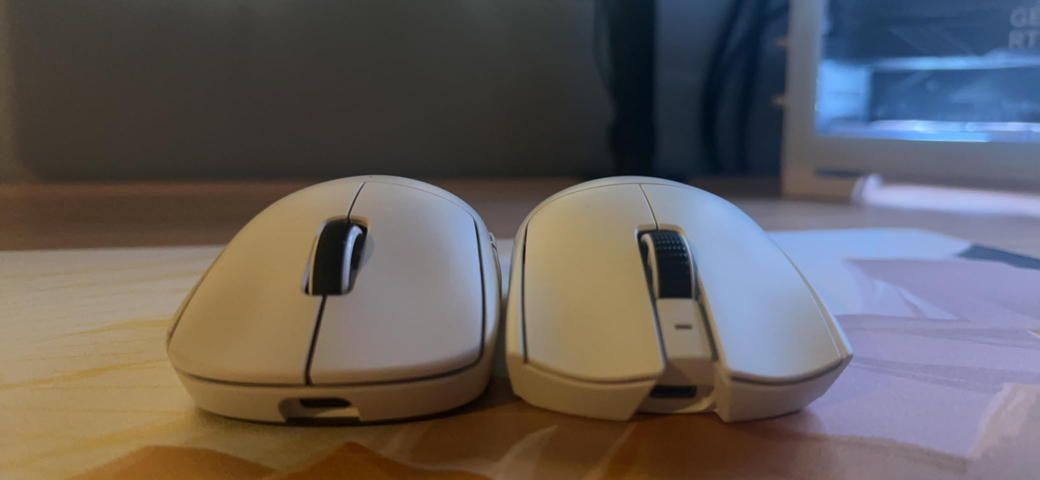 Razer Viper V3 Pro Wireless Esports Gaming Mouse, 55g Lightweight, White customer photo 1