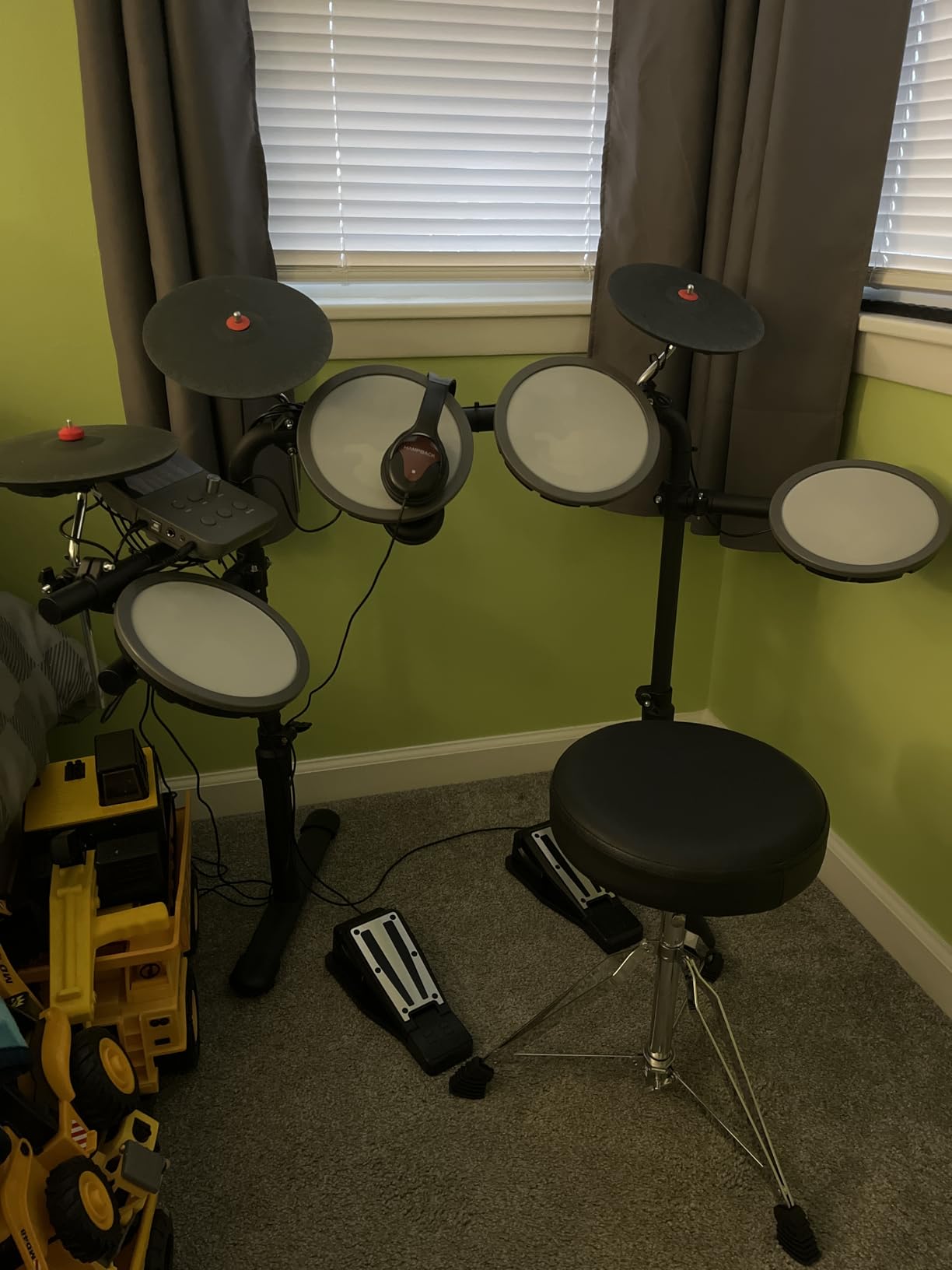 HAMPBACK MK-0 Electric Drum Set with 7'' Quiet Mesh Drum Pads, 8'' Full Rubber Cymbals, 12 Kits and 68 Authentic Sounds, USB MIDI, Throne, Sticks, Headphone, 2 Switch Pedals for Beginners & Kids customer photo 1