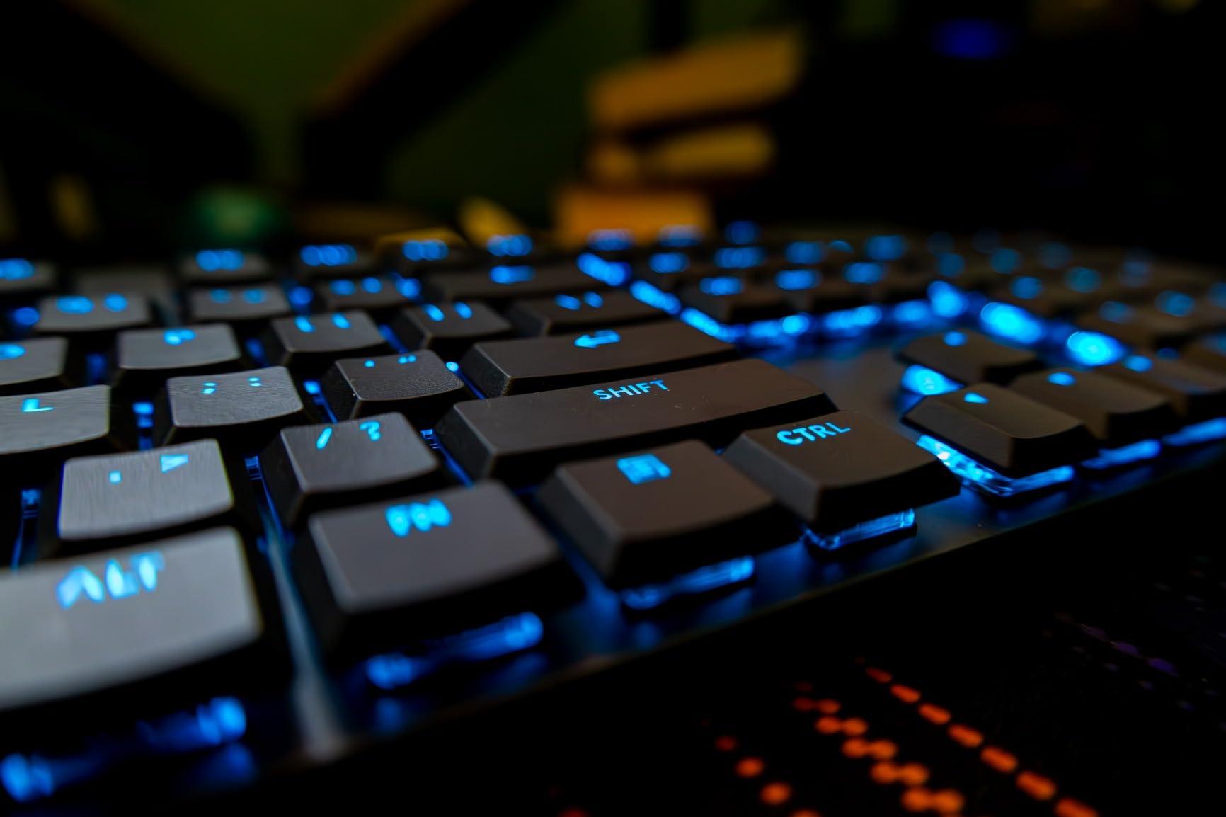 Logitech G915 X Wired Gaming Keyboard (Linear)- Black | Low Profile, Mechanical Switches, Double-Shot PBT Keycaps, RGB lighting, Aluminum finish, PC/Mac Compatible customer photo 1