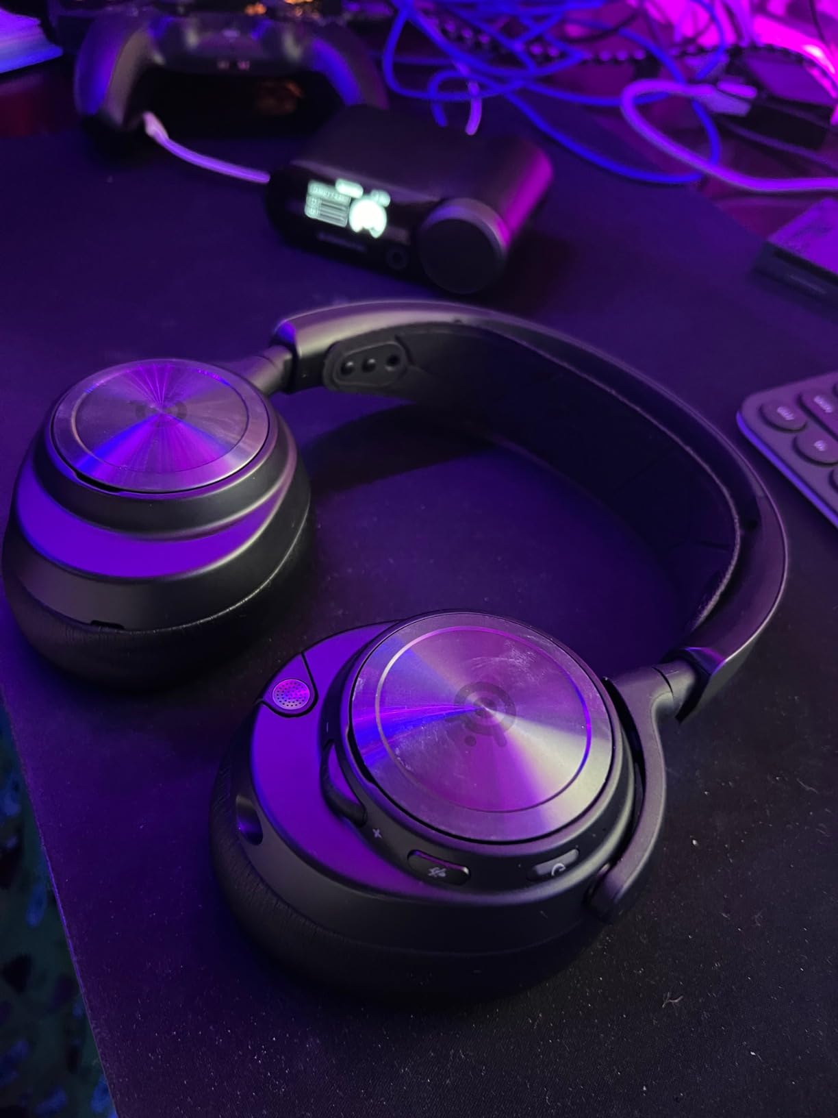 SteelSeries Arctis Nova Pro Wireless Multi-System Gaming Headset - Neodymium Magnetic Drivers - Active Noise Cancellation - Infinity Power System - Gen 2 Mic - PS5, PS4, PC, Switch, Mobile - White customer photo 2