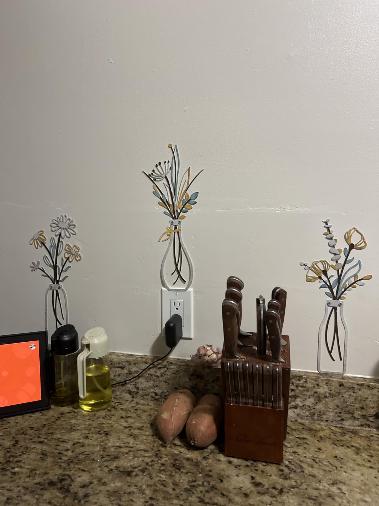 Pigort 3 Pieces Metal Flowers Wall Art, Rustic Farmhouse Decor, Beige Gold customer photo 2