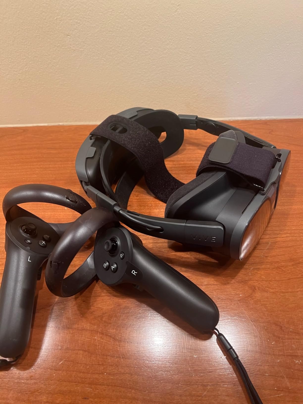 HTC Vive XR Elite with Deluxe Pack - Mixed Reality and PC VR Headset + Controllers customer photo 2