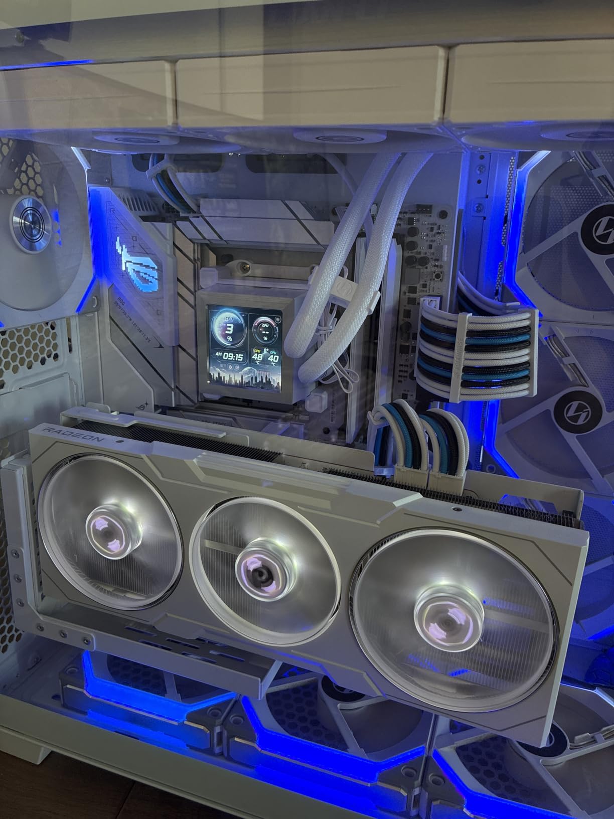 Lian Li Hydroshift 360 AIO LCD-White-HSLCD36SW | Pre-Installed 3 x 28MM Fans, Side-Mounted Coolant Pathway, 2.88