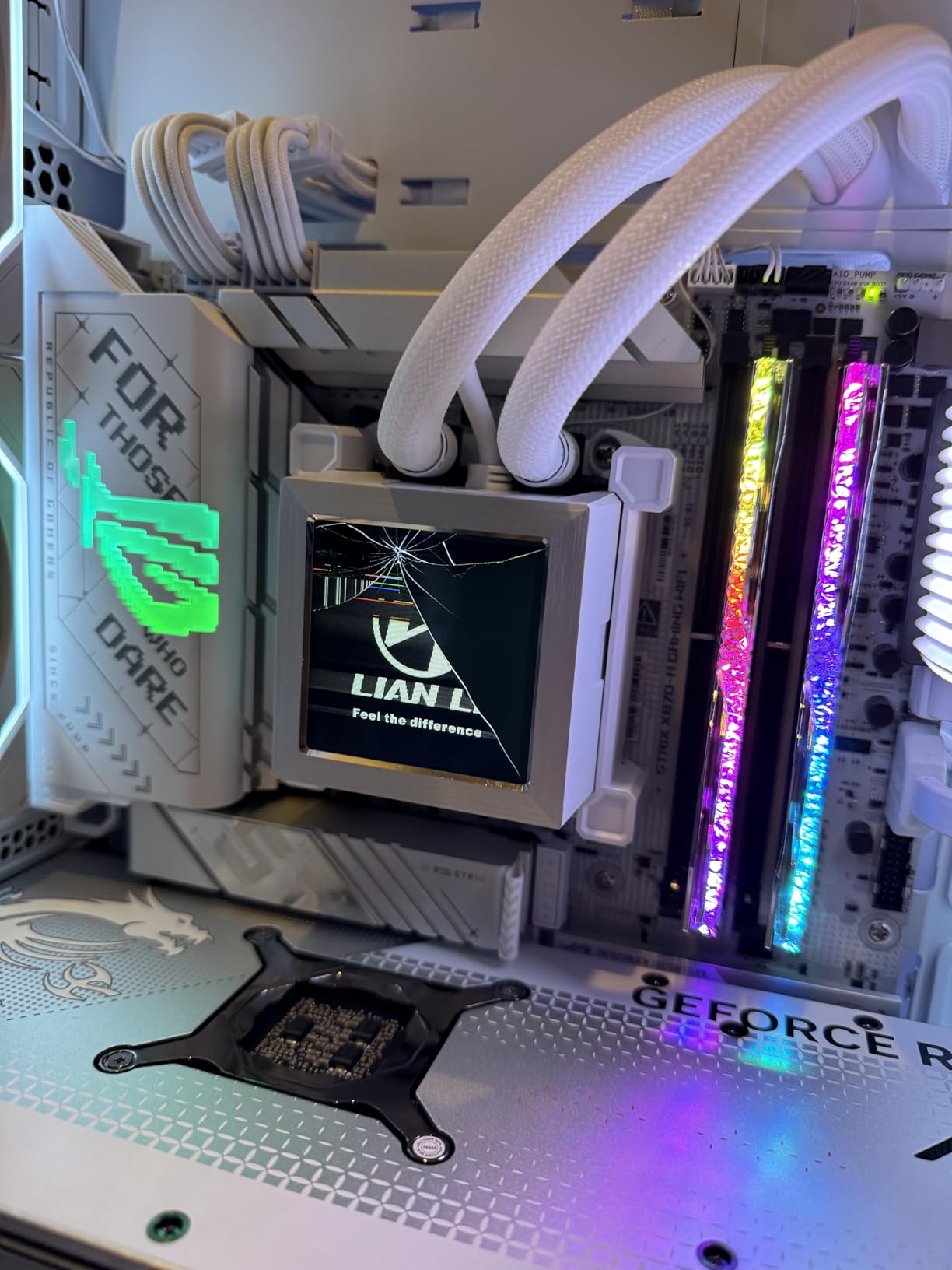 Lian Li Hydroshift 360 AIO LCD-White-HSLCD36SW | Pre-Installed 3 x 28MM Fans, Side-Mounted Coolant Pathway, 2.88