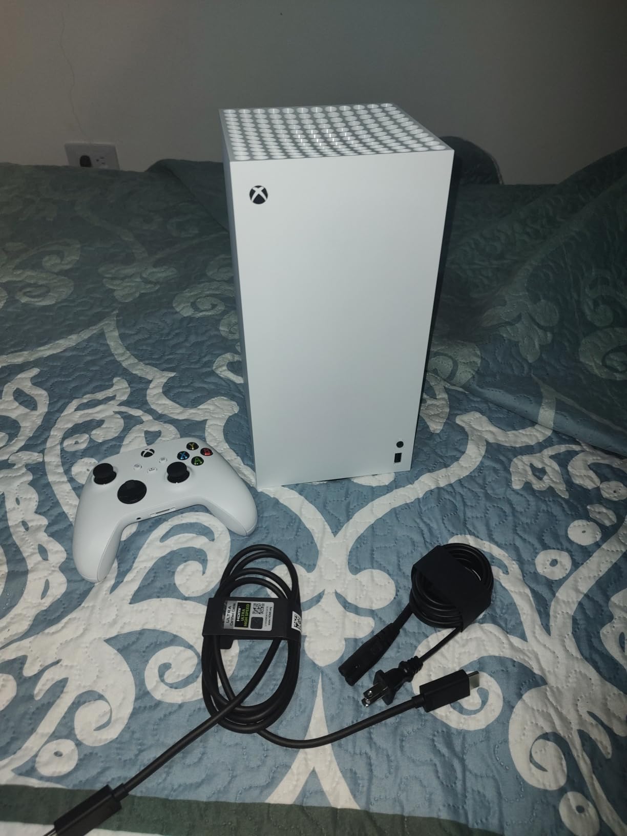 Xbox Series X - All Digital Gaming Console - 1TB SSD - Includes Wireless Controller - 4K Gaming - 120FPS - Robot White customer photo 2