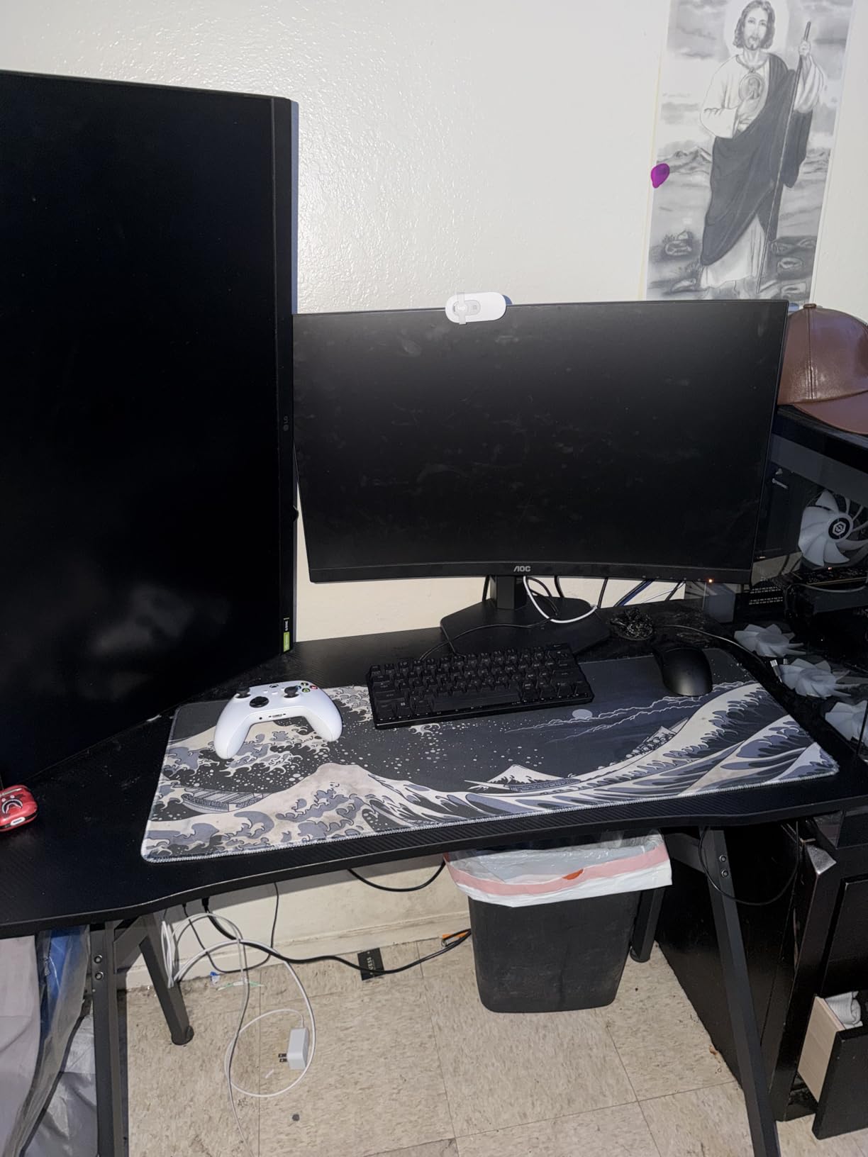 HLDIRECT 32 Inch Small Gaming Desk with Carbon Fiber Surface for Bedroom | A-shaped desk, ergonomic curved edge design, 200 lb weight capacity, dual-frame steel base, for home office & gaming setup customer photo 1