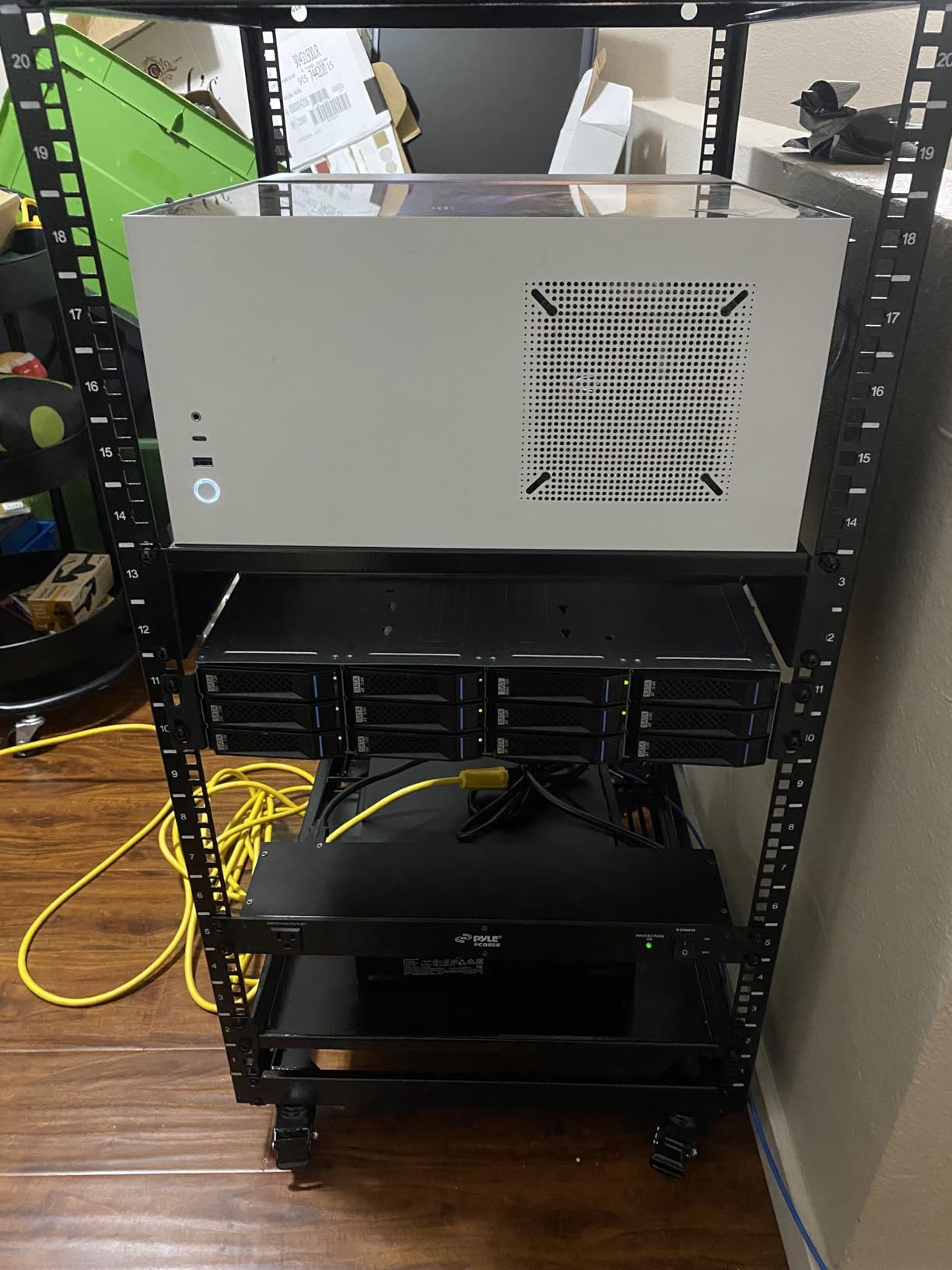 VEVOR 9U Open Frame Server Rack, 23''-40'' Adjustable Depth, Free Standing or Wall Mount Network Server Rack, 4 Post AV Rack with Casters, Holds All Your Networking IT Equipment AV Gear Router Modem customer photo 2