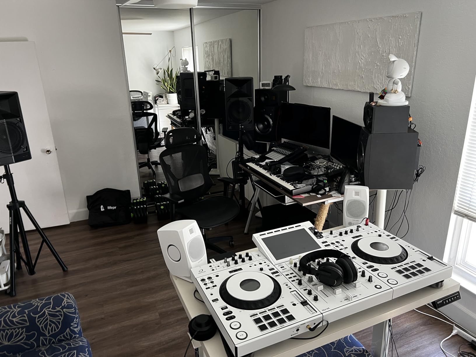 ADAM Audio D3V Active Desktop Studio Monitor Speakers - White | USB-C, D-ART Tweeter, 3.5in Woofer, 240W, 45Hz-23kHz, 97dB SPL, Balanced TRS, Headphone Out customer photo 1