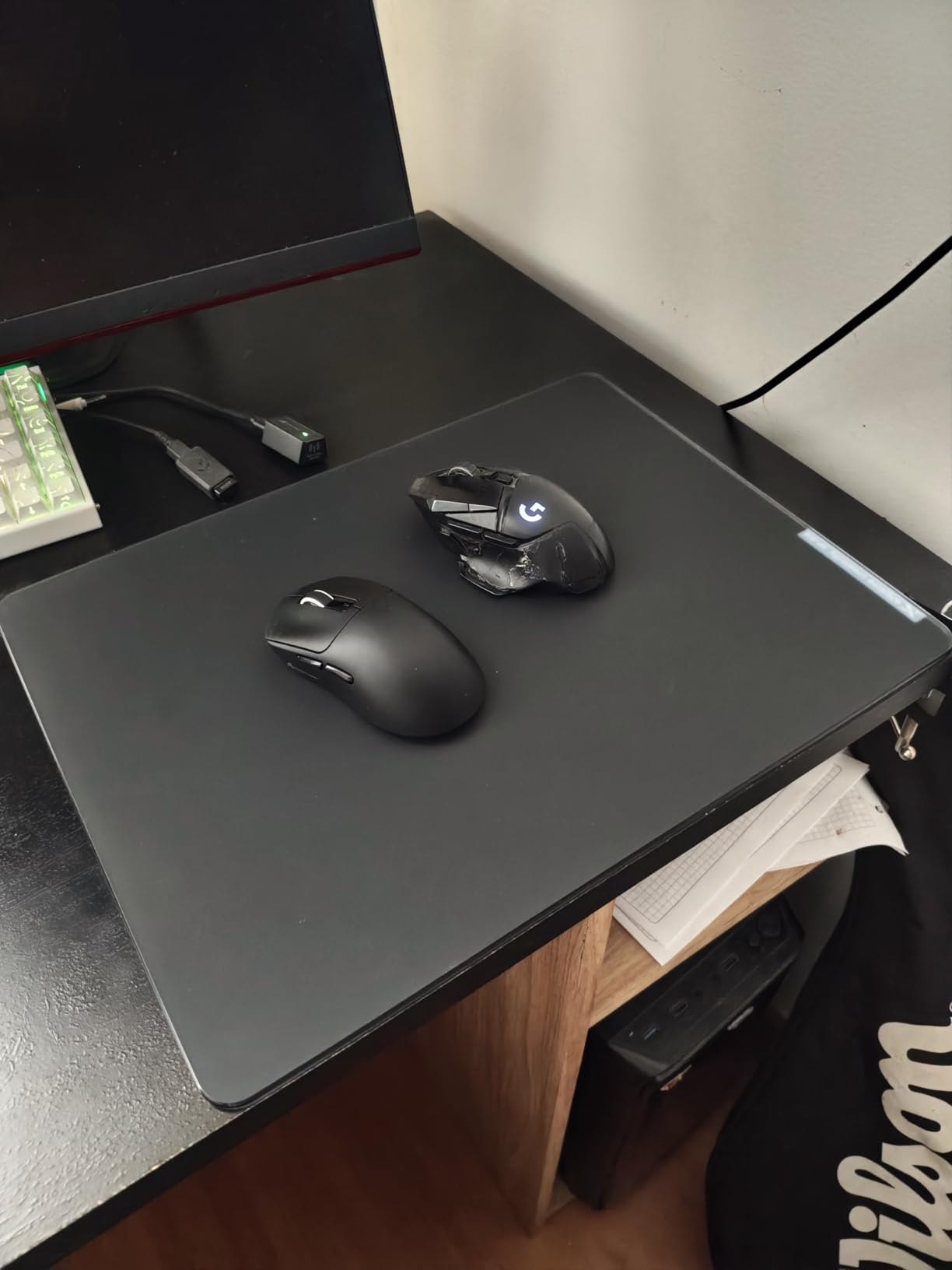 XVX Black Glass Mousepad 4.0, Hard Mouse Pad for Gaming, Ultra-Smooth Micro-Etched Surface Mouse Mat with Non-Slip Rubber Base (410mm*310mm) customer photo 2