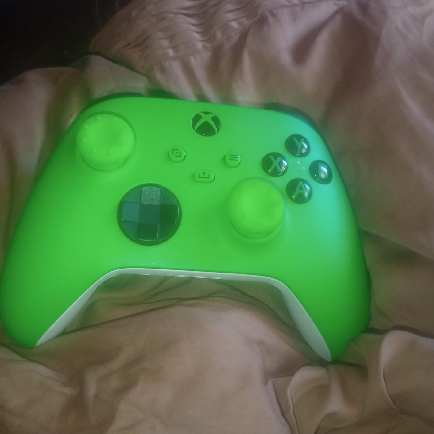 Xbox Wireless Gaming Controller | Velocity Green | Consoles, PCs, TVs, mobile, and more | Textured Grip | Wireless, Bluetooth, USB-C Connectivity customer photo 2