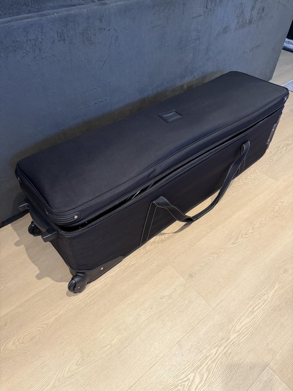 VEVOR Studio Equipment Trolley Case, 51.57 x 14.37 x 14.96 in / 131 x 36.5 x 38 cm, Rolling Camera Bag, Carrying Bag with Wheels Straps Padded Compartment Handle, for Light Stands, Tripods, Telescopes customer photo 1