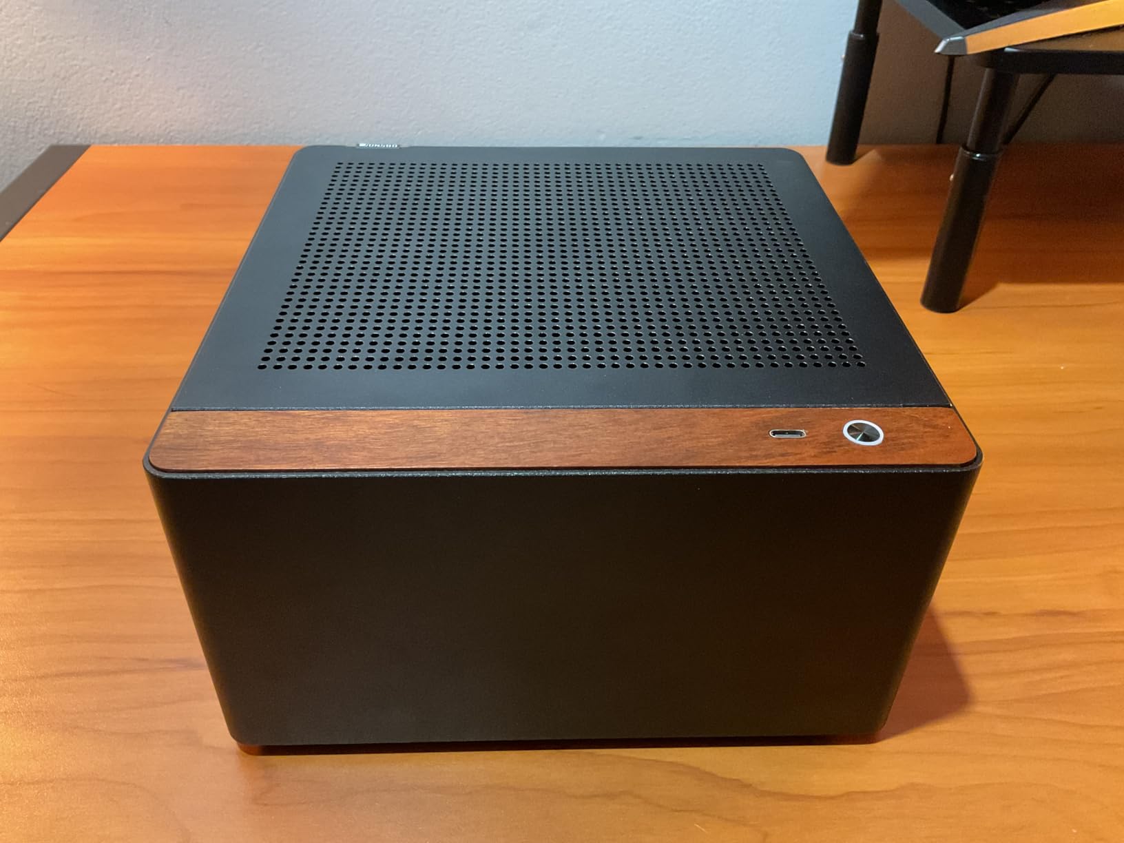 JONSBO N10 Black MINI ITX PC Case, Aluminum Alloy with Walnut Trim SFF Desktop Case, Standing or Lying customer photo 2
