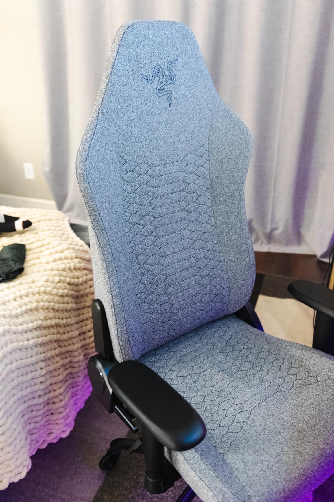 Razer Iskur V2 X Ergonomic Gaming Chair, Light Gray Edition | Built-In Lumbar Support, Wide Seat, High Density Foam Cushions, Adjustable 152 Degree Recline, 2D Armrests, Plush Fabric customer photo 1