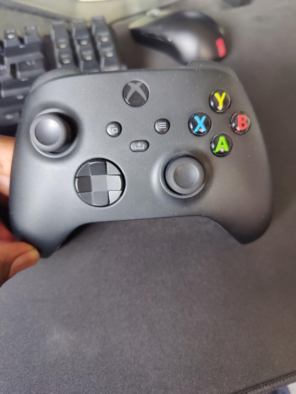 XBOX Wireless Gaming Controller + USB-C Cable | Carbon Black | Consoles, PCs, TVs, mobile, and more | Textured Grip | Wireless, Bluetooth, USB-C Connectivity customer photo 2