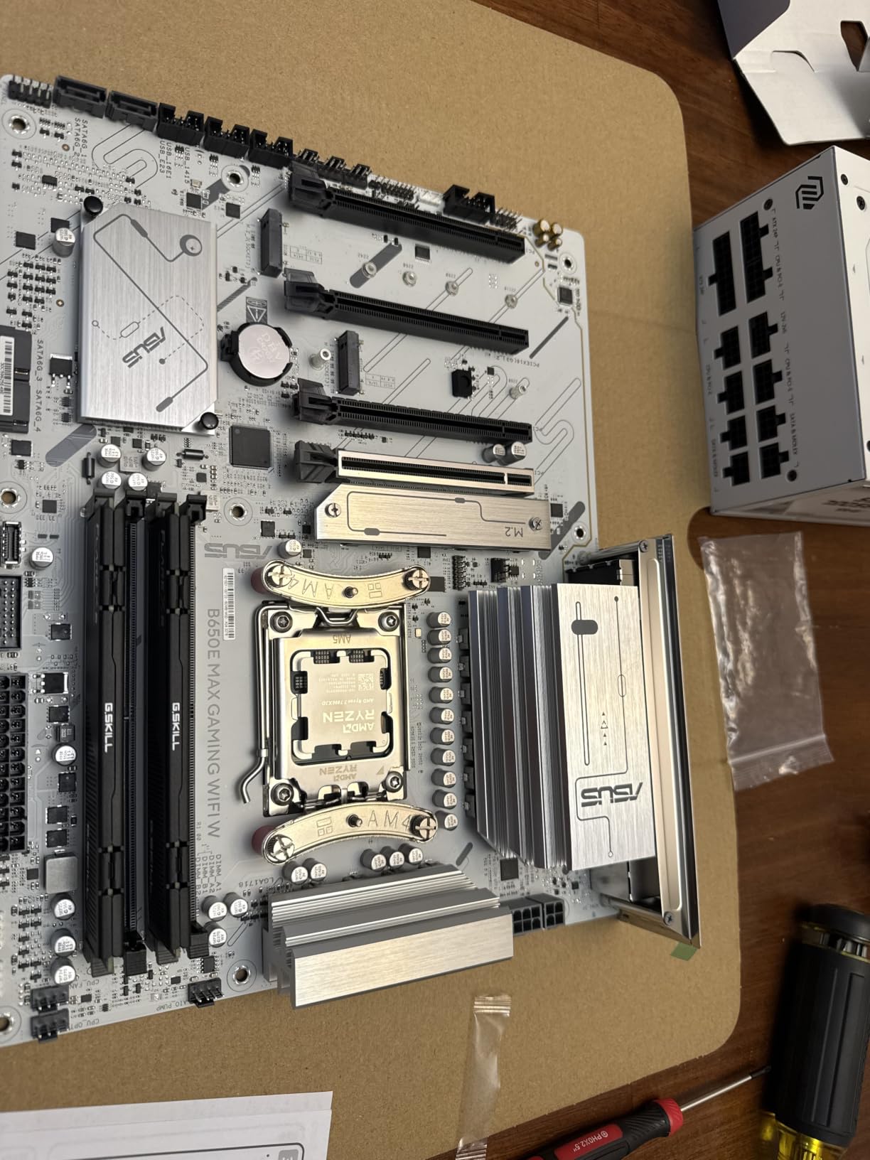 ASUS B650E MAX Gaming WiFi W - AMD B650 AM5 ATX Motherboard, White PCB, DDR5, PCIe 5.0, 3X M.2, Wi-Fi 6E, 2.5Gb LAN, USB 10Gbps Type-C, DisplayPort, HDMI, BIOS Flashback, Aura Sync, Advanced AI PC customer photo 2