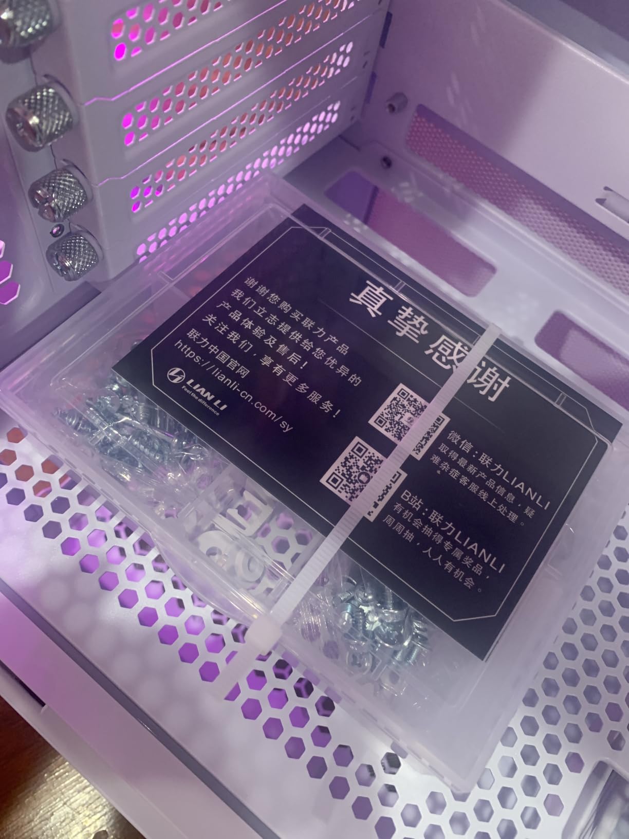 Lian Li V100-ATX Mid-Tower PC Case-White-V100RW | 4 x 120mm ARGB PWM Fans Pre-Installed, LED RGB Strip, Display Platform with Tempered Glass customer photo 1
