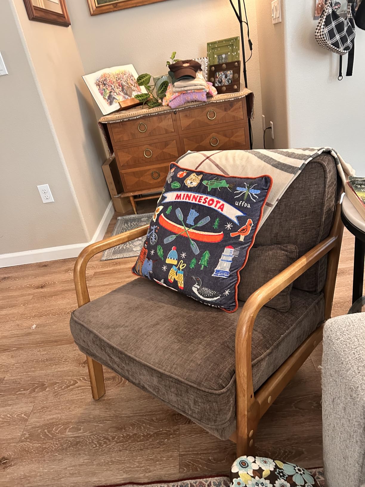 VINGLI Chenille Mid-Century Modern Accent Chair, Cute Reading Arm Chair with Cushion & Lumbar Pillow & Solid Wood Frame for Lounge, Living Room, Reading Room, Bedroom, Espresso customer photo 2