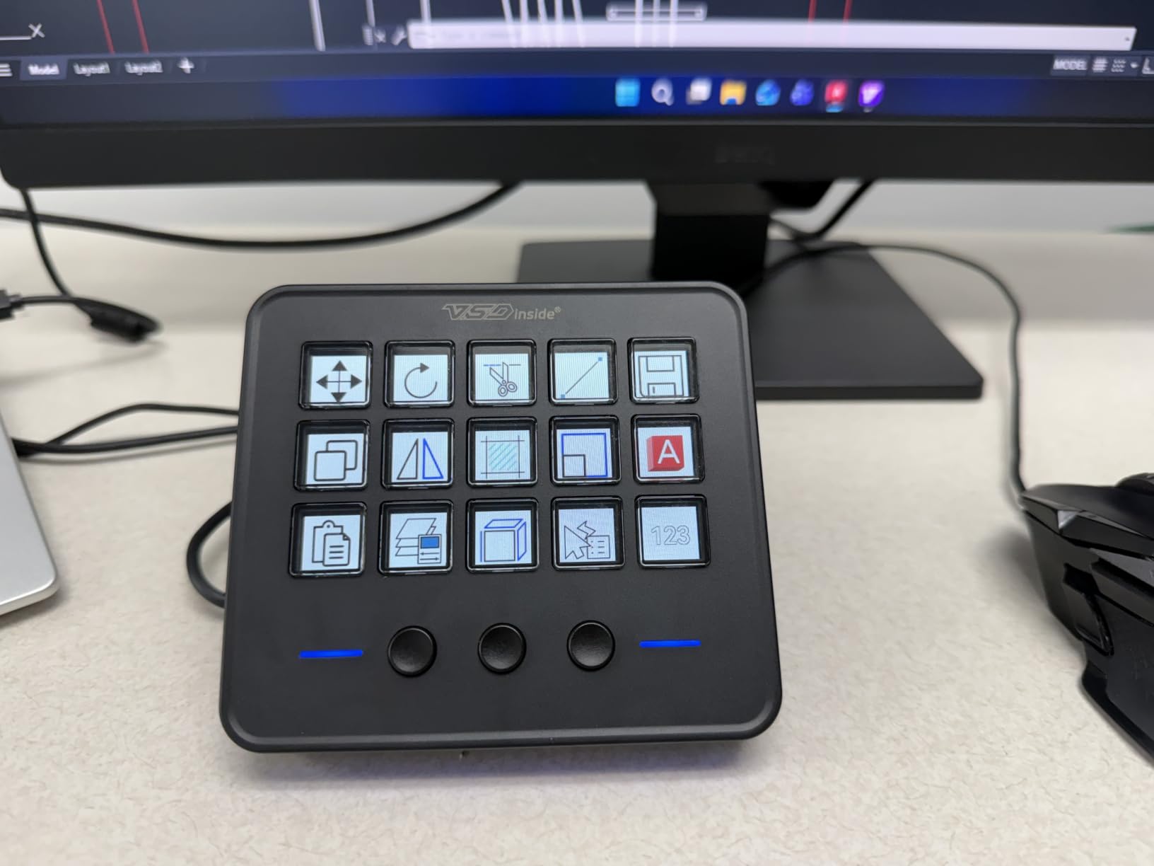VSDINSIDE Macro Keypad, Stream Controller Deck Gaming Streaming Shortcut Keyboard, 18 Programmable Keys Customizable Visual AI Pad USB Soundboard for OBS, YouTube, Desk Office Setup, Laptop, PC, Mac customer photo 2