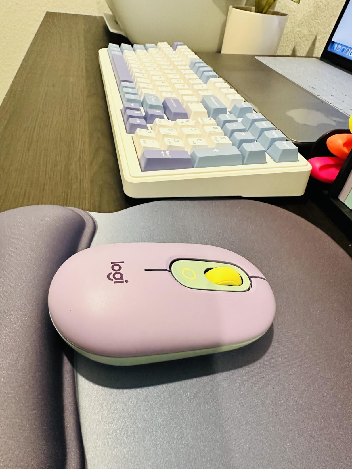 TECKNET Gel Ergonomic Mouse Pad with Wrist Rest, Non-Slip PU Base, Gradient | Comfortable Gel Cushion, Pain Relief, Smooth and Waterproof Surface, Mouse Pad with Wrist Rest for Office, Gaming and Study customer photo 1