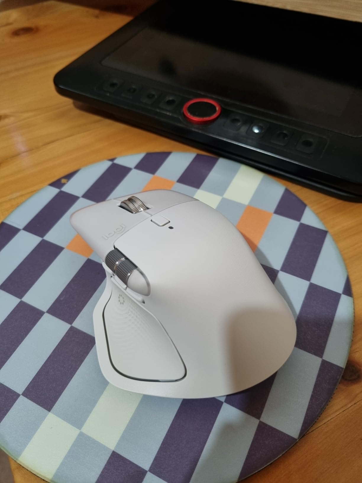 Logitech MX Master 4 Ergonomic Wireless Mouse with Haptics - Graphite | Advanced performance haptic feedback, Ultra-Fast Scrolling, 8K DPI Any-surface, Quiet Clicks, Wireless, USB-C, Windows/MacOS customer photo 2