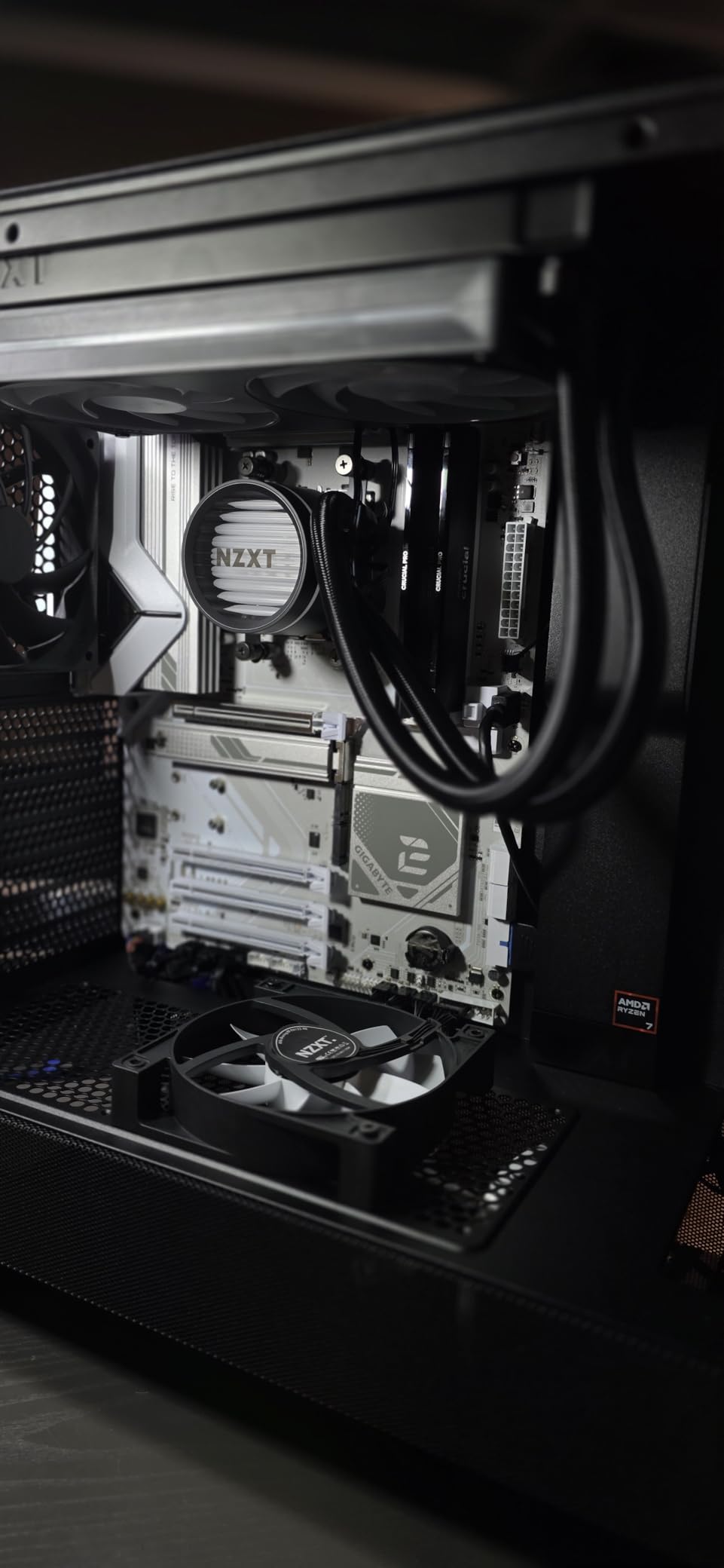 GIGABYTE B850 Eagle WIFI7 ICE AMD AM5 ATX Motherboard, Support AMD Ryzen 9000/8000/7000 Series, DDR5, 8+2+2 Power Phase, 3X M.2, PCIe 5.0, USB-C, WIFI7, 2.5GbE LAN, EZ-Latch, 3-Year Warranty customer photo 1