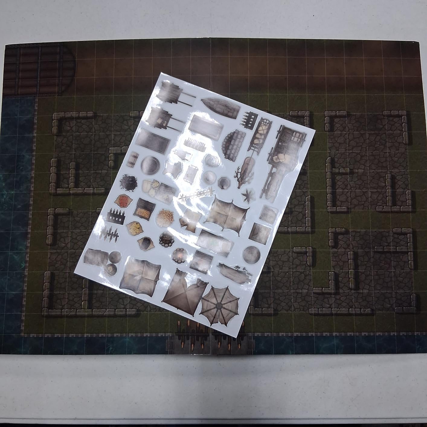 CZYY DND Battle Map Book, Reusable RPG Terrain Kit for Miniature Battles | 32 Dry & Wet Erase Maps, 100+ Scenery Decals, 1 in Grid, Lay-Flat Design, Fast Setup for Campaigns & Game Nights customer photo 1