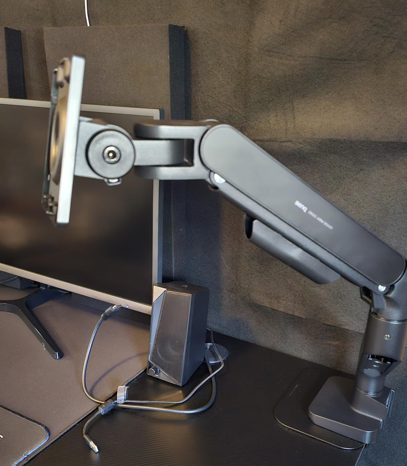 BenQ ErgoArm BDH01 Dual Monitor Arm for 2 Screens Up to 35 inch and 44lbs, Black, VESA 75x75, 100x100, Fits desk 12-45mm thick, Heavy duty, Reinforcement plate desktop protect, Top mounting, clamp and grommet customer photo 1