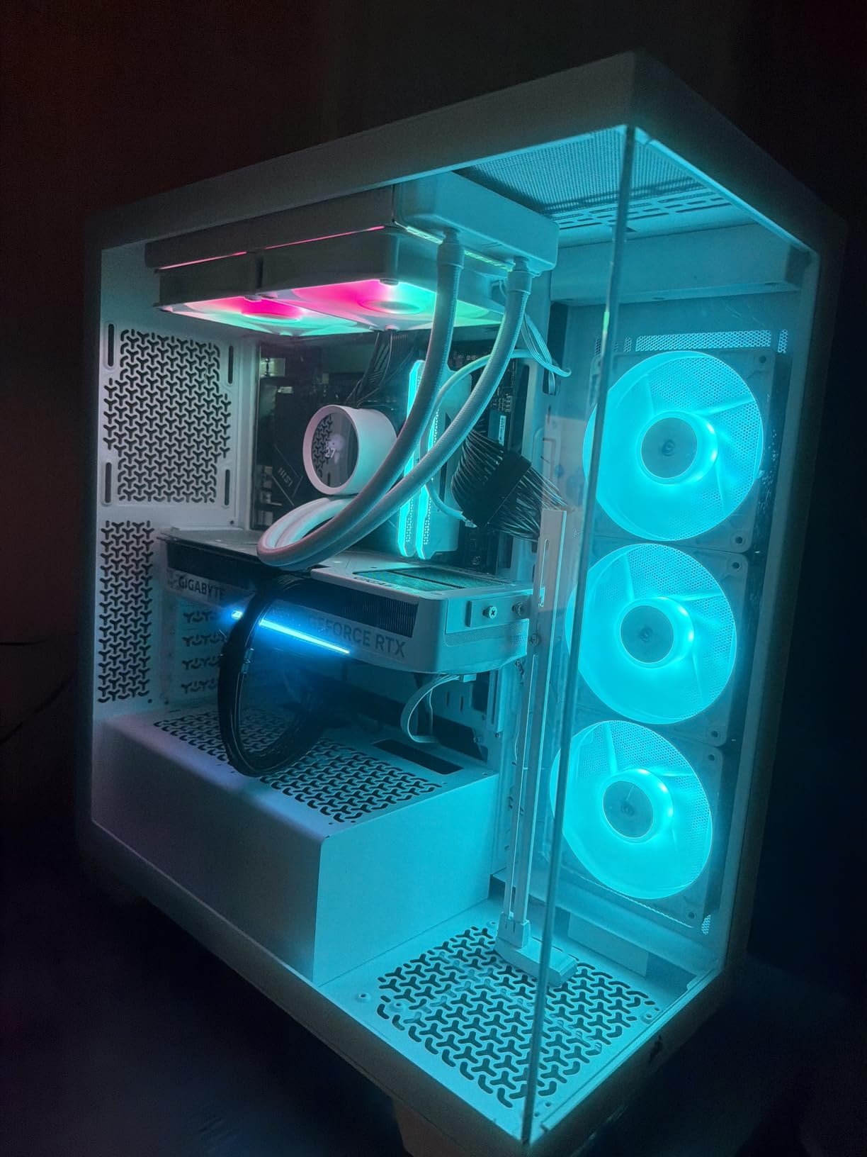 CORSAIR 3500X RS ARGB Panoramic Mid-Tower PC Case - White | 3x Pre-Installed Reverse Fans, High Airflow, Spacious Interior, GPU Anti-Sag, Removable Panels, Cable Routing customer photo 1