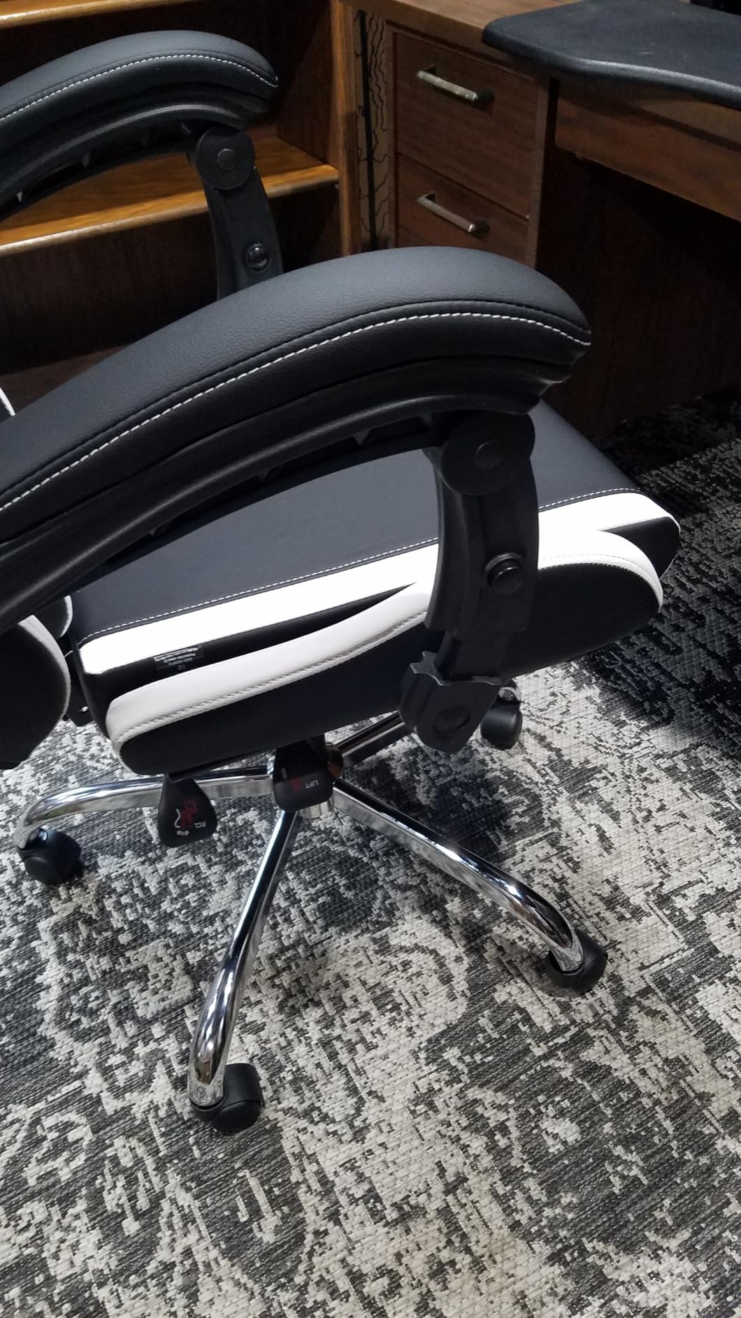 Dowinx Gaming Chair with Footrest, 330lbs Computer Chair 2D Lift Linkage Armrest, Massage Lumbar, Height Adjustable Ergonomic Comfy Video Game Chairs for Home Office Streaming, Long Gaming, White customer photo 2