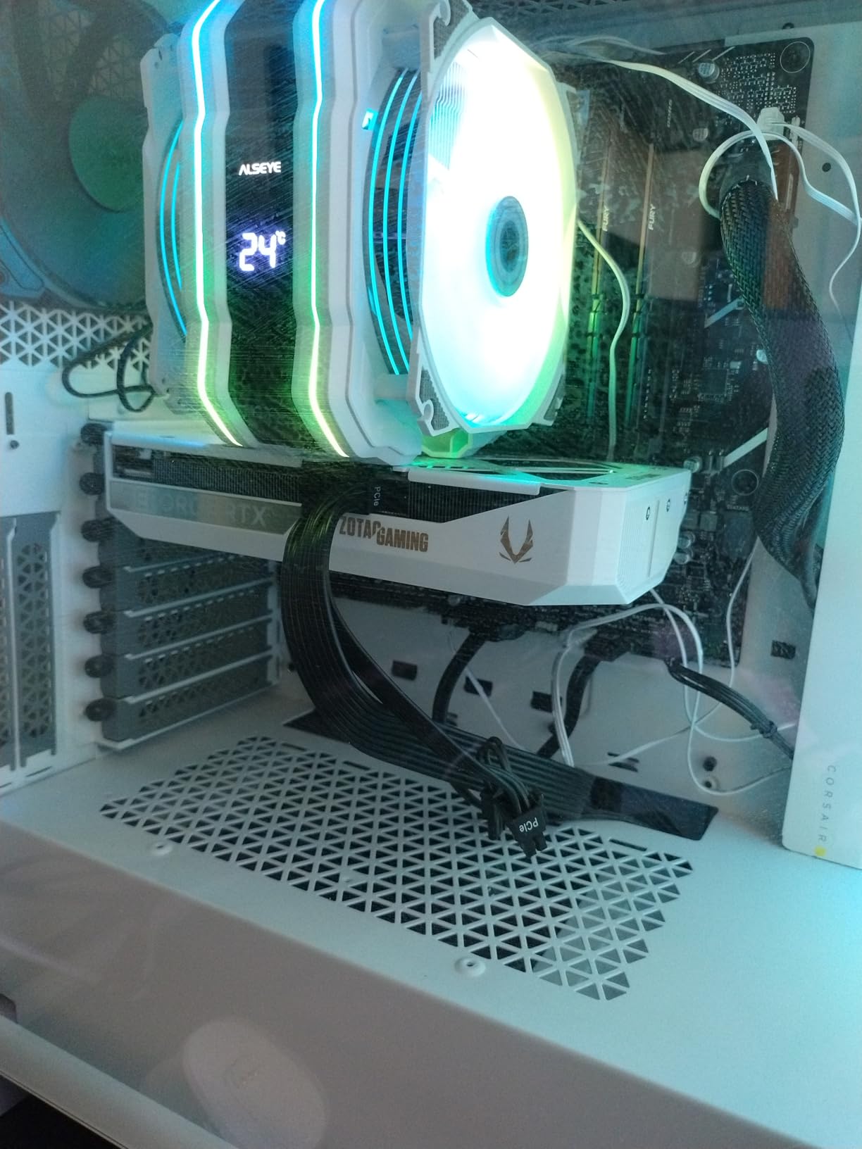 ZOTAC Gaming GeForce RTX 5060 Ti 16GB Twin Edge OC White Edition DLSS 4 16GB GDDR7 128-bit 28 Gbps PCIE 5.0 Gaming Graphics Card, IceStorm 2.0 Cooling, SFF-Ready, ZT-B50620Q-10M customer photo 1
