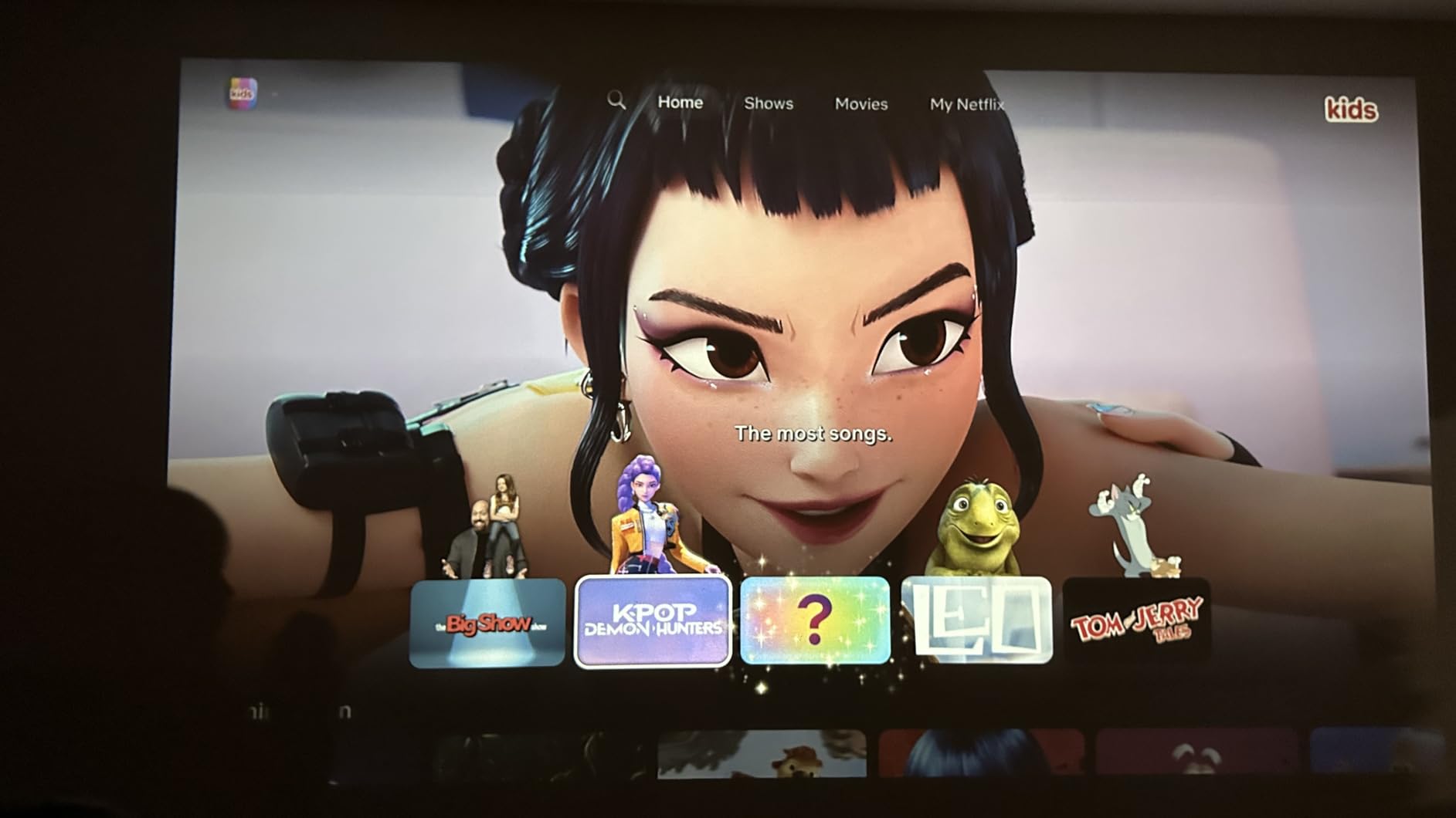 iSinbox Short Throw Projector 4K, Now with Netflix, Auto Focus, 40W Dolby customer photo 1