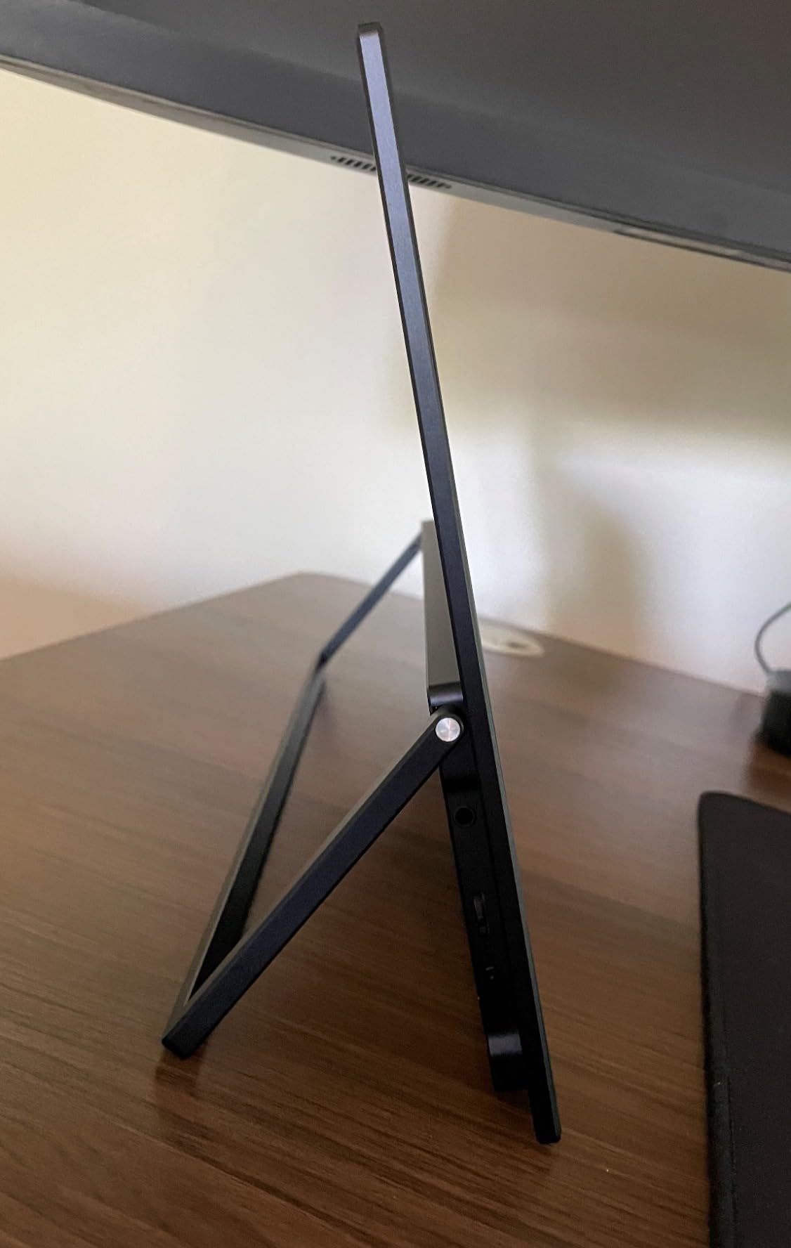 Upperizon Portable Monitor 14 inch 4K 3840X2400 100000:1 100% DCI-P3 OLED HDMI USB-C Travel Monitor for Laptop MacBook PC Surface PS5 Xbox, External Display with Kickstand & Speakers, VESA Compatible customer photo 1