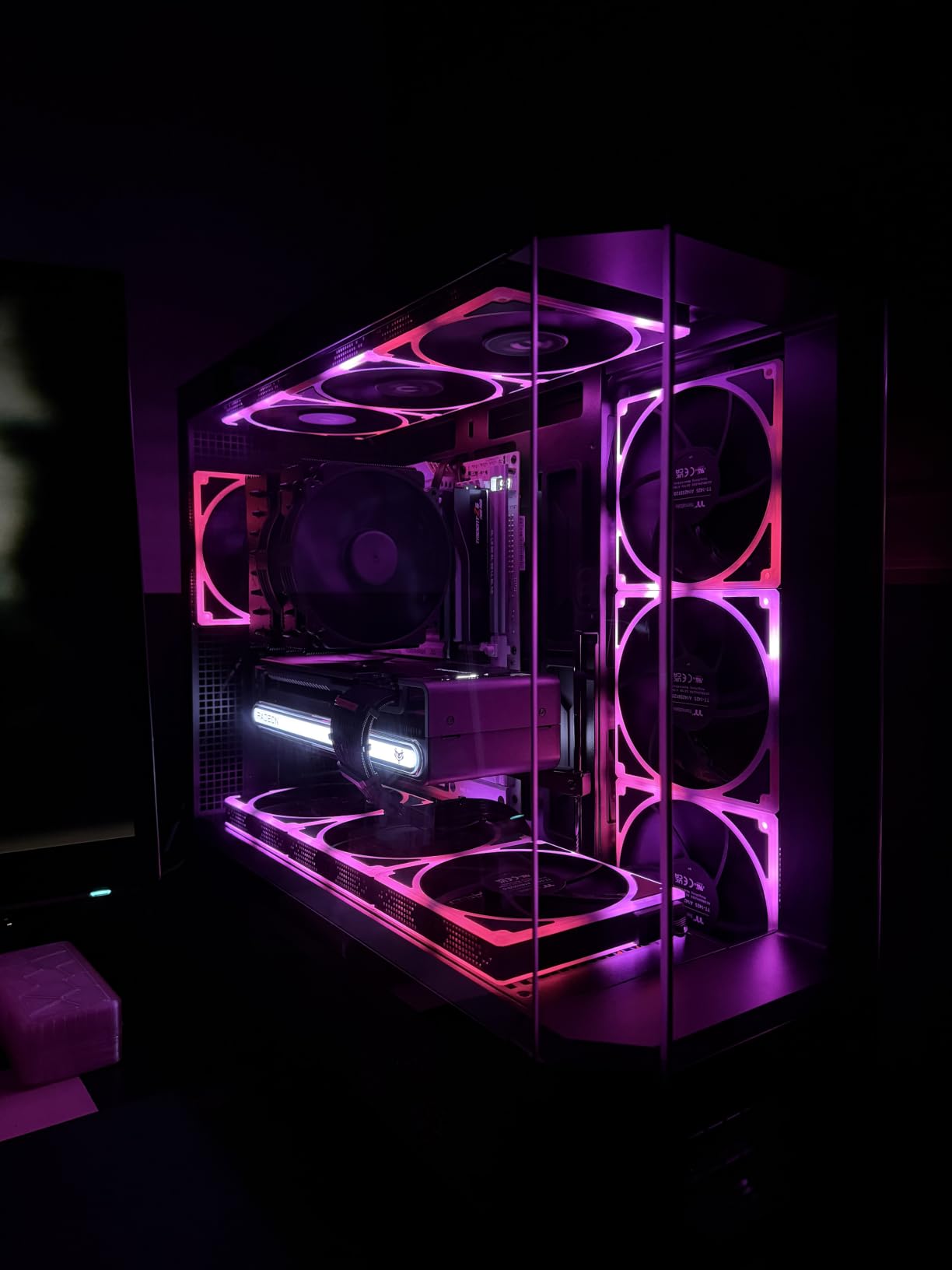 Thermaltake View 600 TG Full Tower; 420mm Radiator Support; 480mm GPU Clearance; Hidden Connector Support; Rotatable PCIe Slots; 220mm PSU Clearance; Black customer photo 2