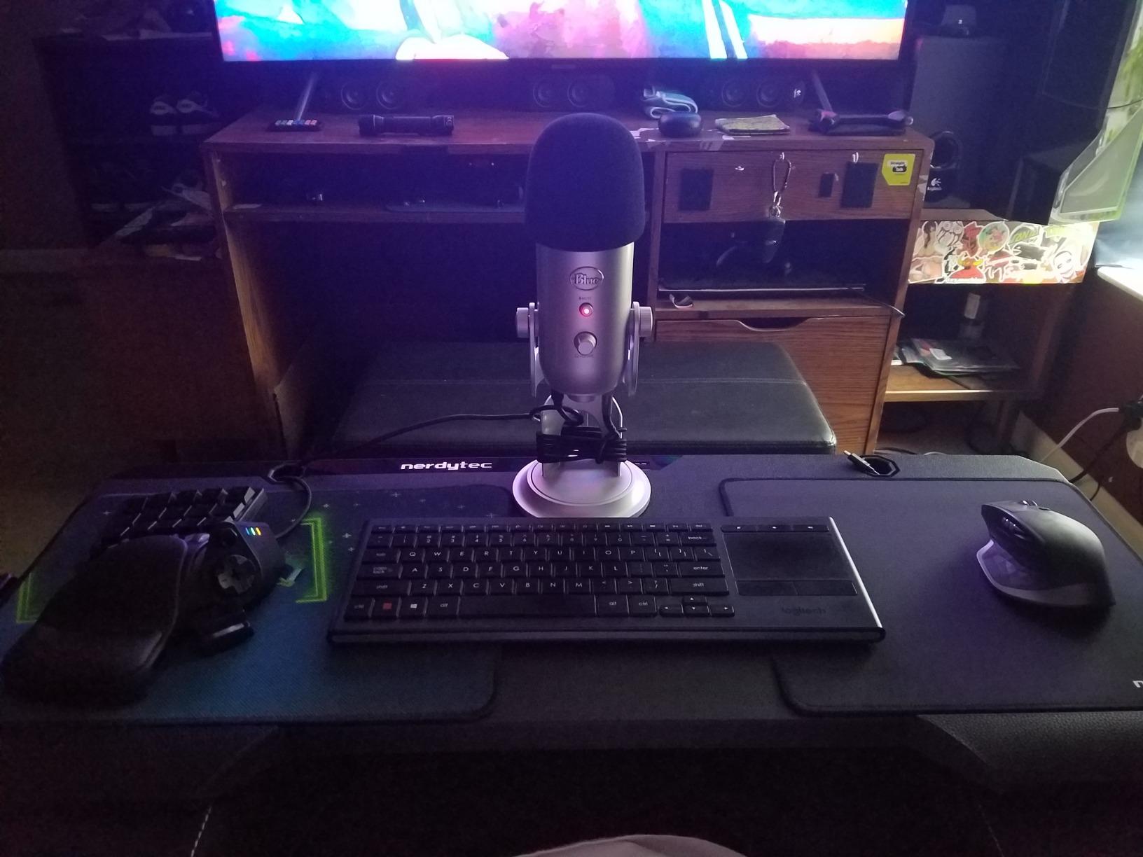 Couchmaster CYCON³ Samurai Edition with HORIZONLIGHT Bar, Ultimate Ergonomic USB-Hub Gaming Lap Desk for Couch and Bed, Compatible with All Keyboards and Mouse/Mice, Laptops, PCs, PS4/5, Xbox customer photo 1