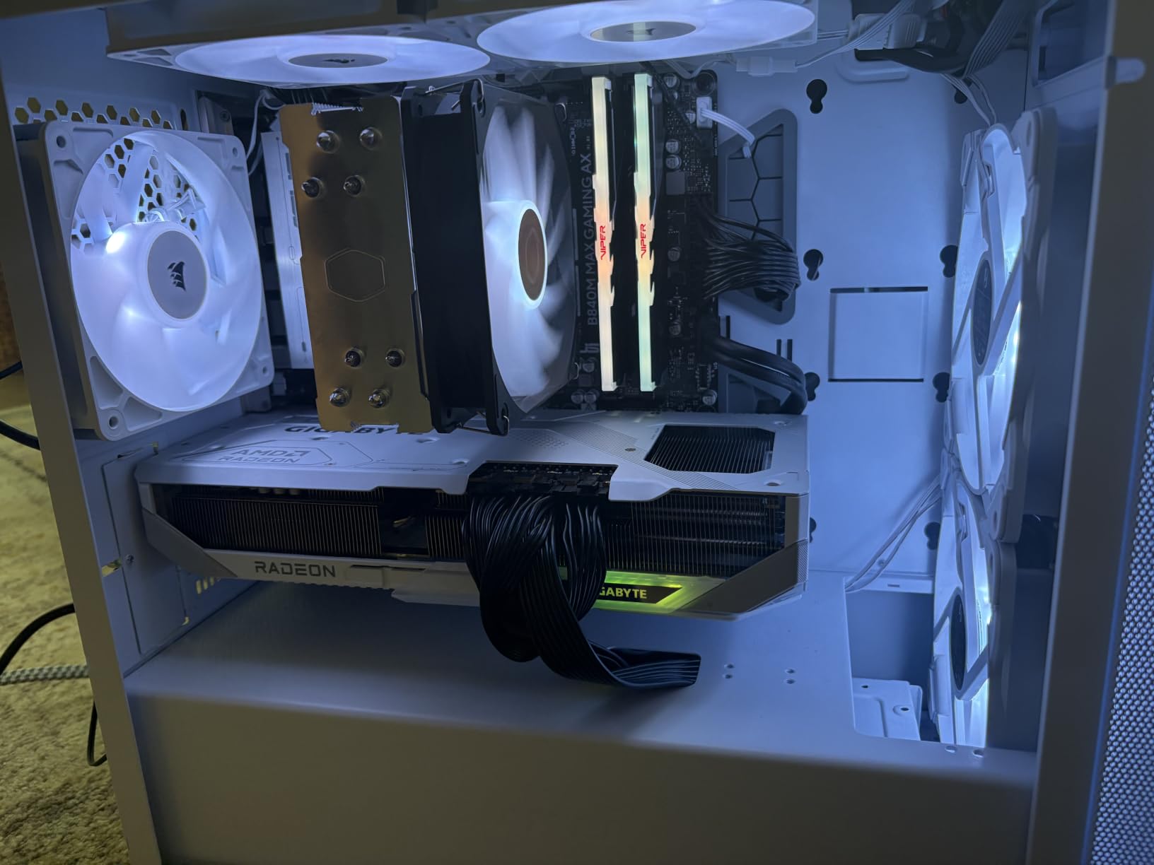 GIGABYTE Radeon™ RX 9070 XT Gaming OC ICE 16G Graphics Card (16GB GDDR6, 256-bit, PCIe 5.0, HDMI/DP 2.1, 2.7 Slot, Hawk Fan, Server-Grade Thermal Gel, Reinforced Structure) customer photo 1