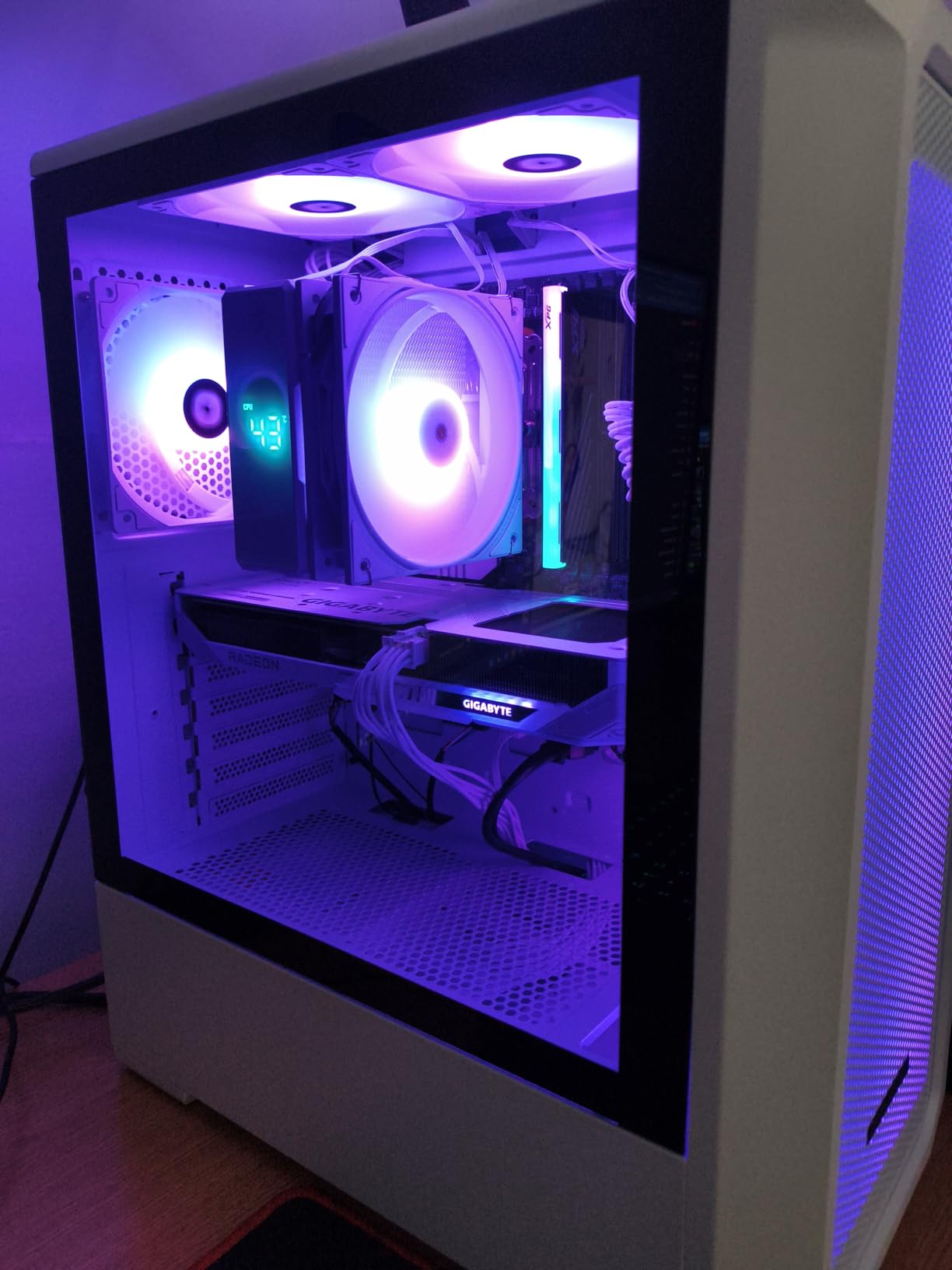 GIGABYTE Radeon RX 9060 XT Gaming OC ICE 16G Graphics Card (16GB GDDR6, PCIe 5.0) customer photo 2