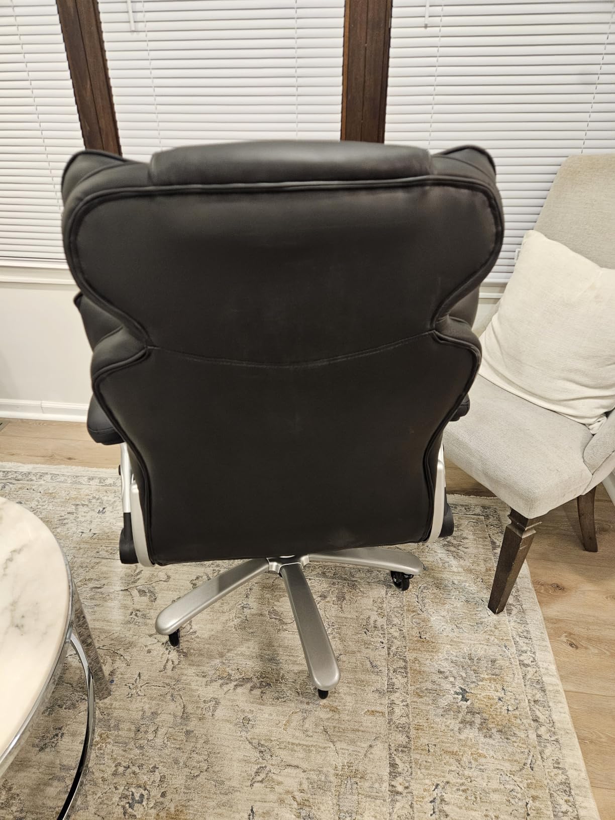 FLEXISPOT 600lbs Big and Tall Office Chair for Heavy People, Heavy Duty Computer Desk Chair with Lumbar Support 2D Armrest Blade Wheels, Chairs for Home Office Gaming Working, PU Leather, Black customer photo 2